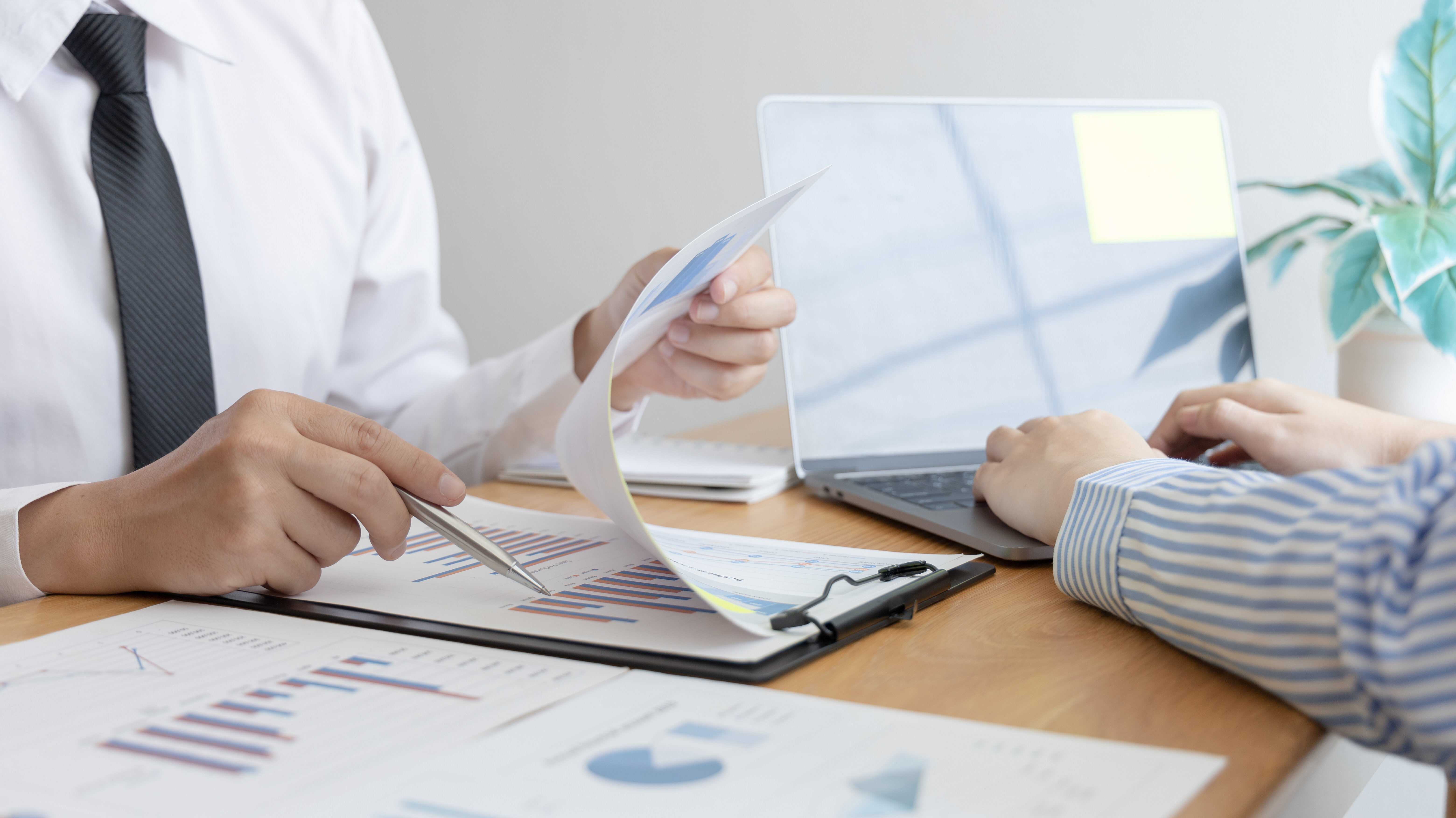 due persone in un ufficio alle prese con i conti