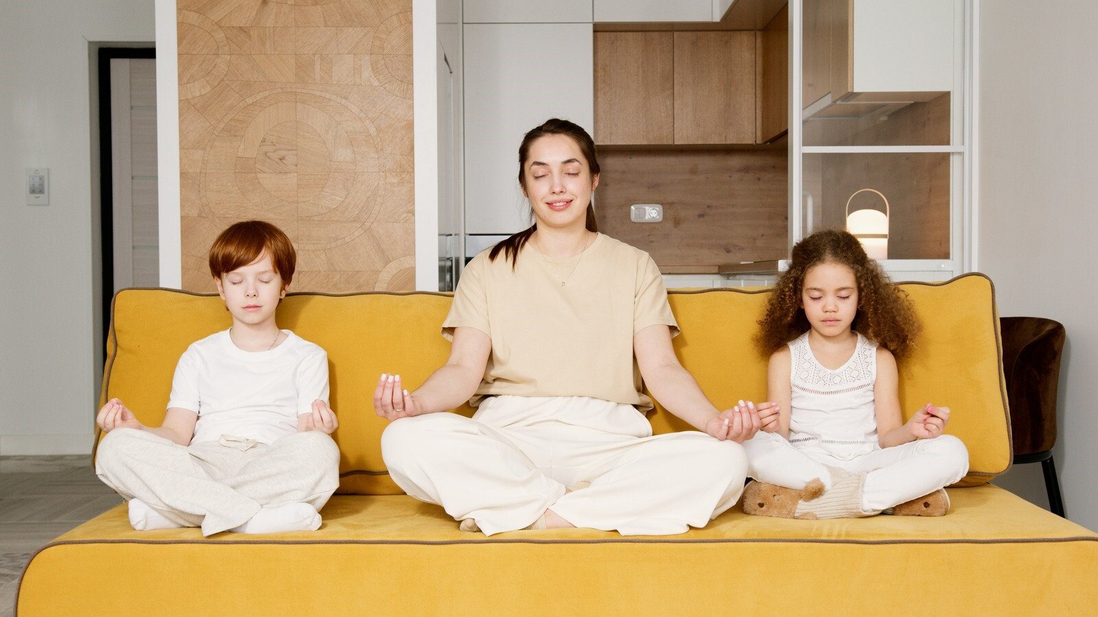 una famiglia in relax sul divano