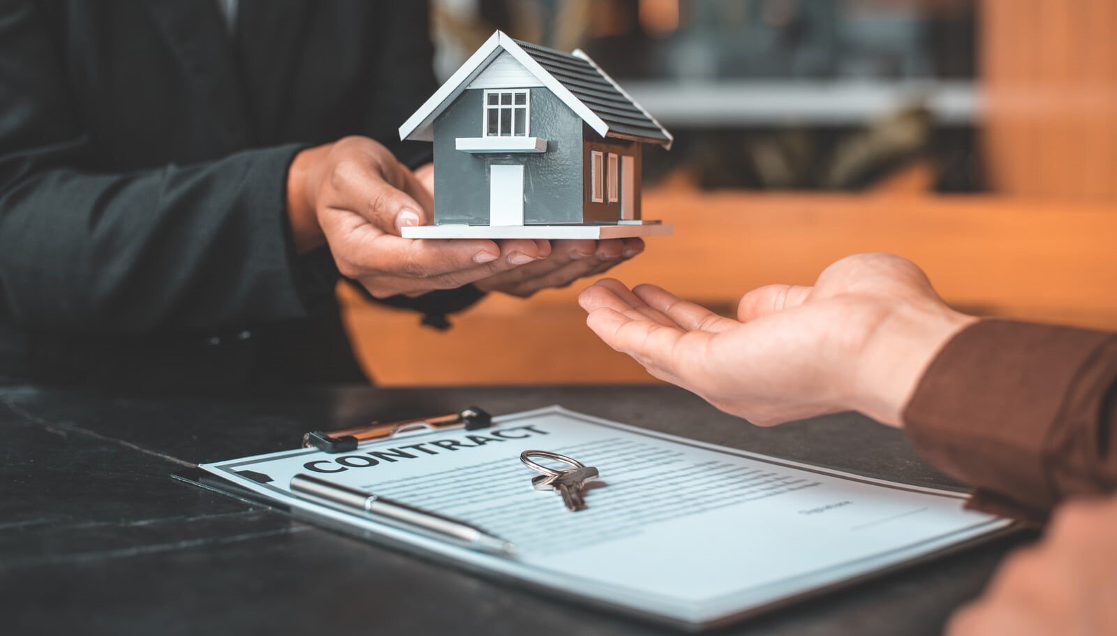 Comprare casa come investimento o per viverci: la domanda che precede ogni altra decisione una casetta passa di mano