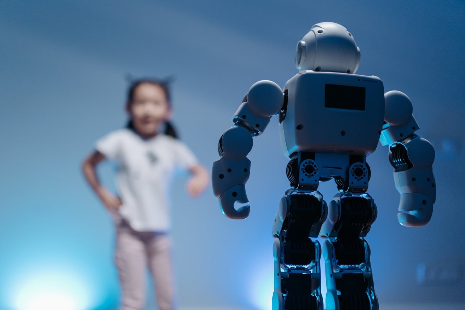Intelligenza artificiale e lavoro autonomo: ti ruba il tempo o te ne libera? una bambina davanti a un robot