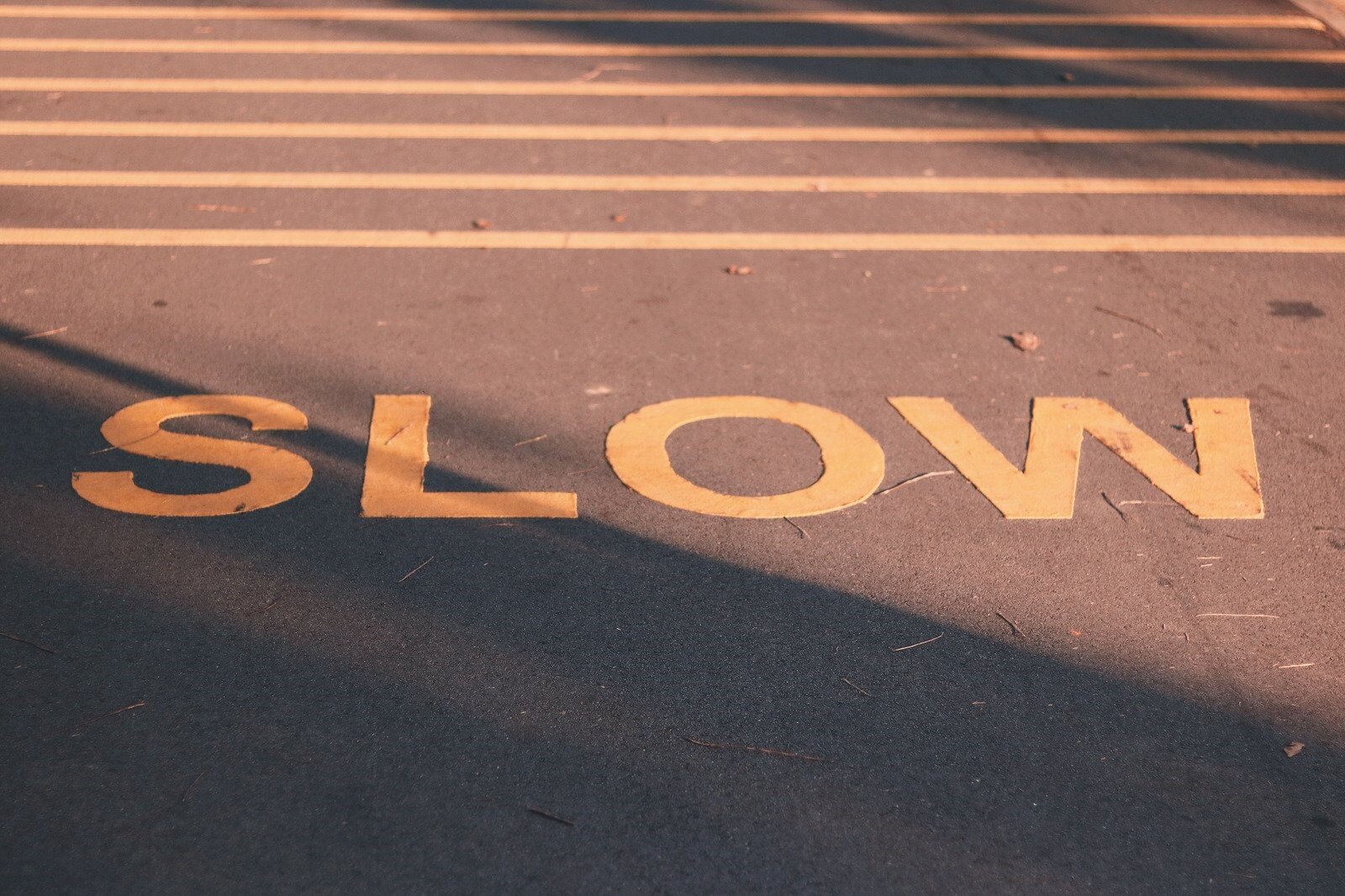Slow living: vivere lentamente è la scelta più radicale che puoi fare la scritta SLOW