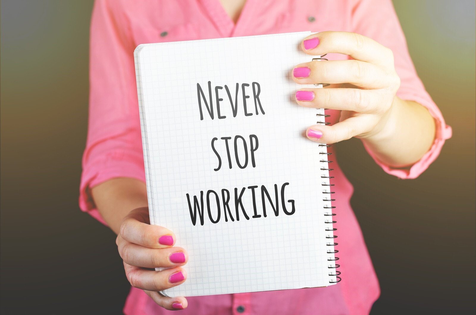 Quando smettere di fare qualcosa nel tuo business: segnali, decisioni e coraggio la scritta Never stop working