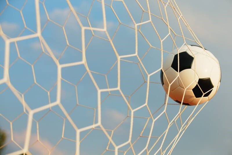 Risparmio per obiettivi grandi: casa, auto e viaggi un pallone da calcio va a rete