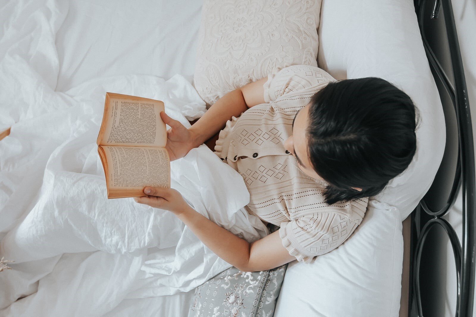 una donna legge un libro a letto