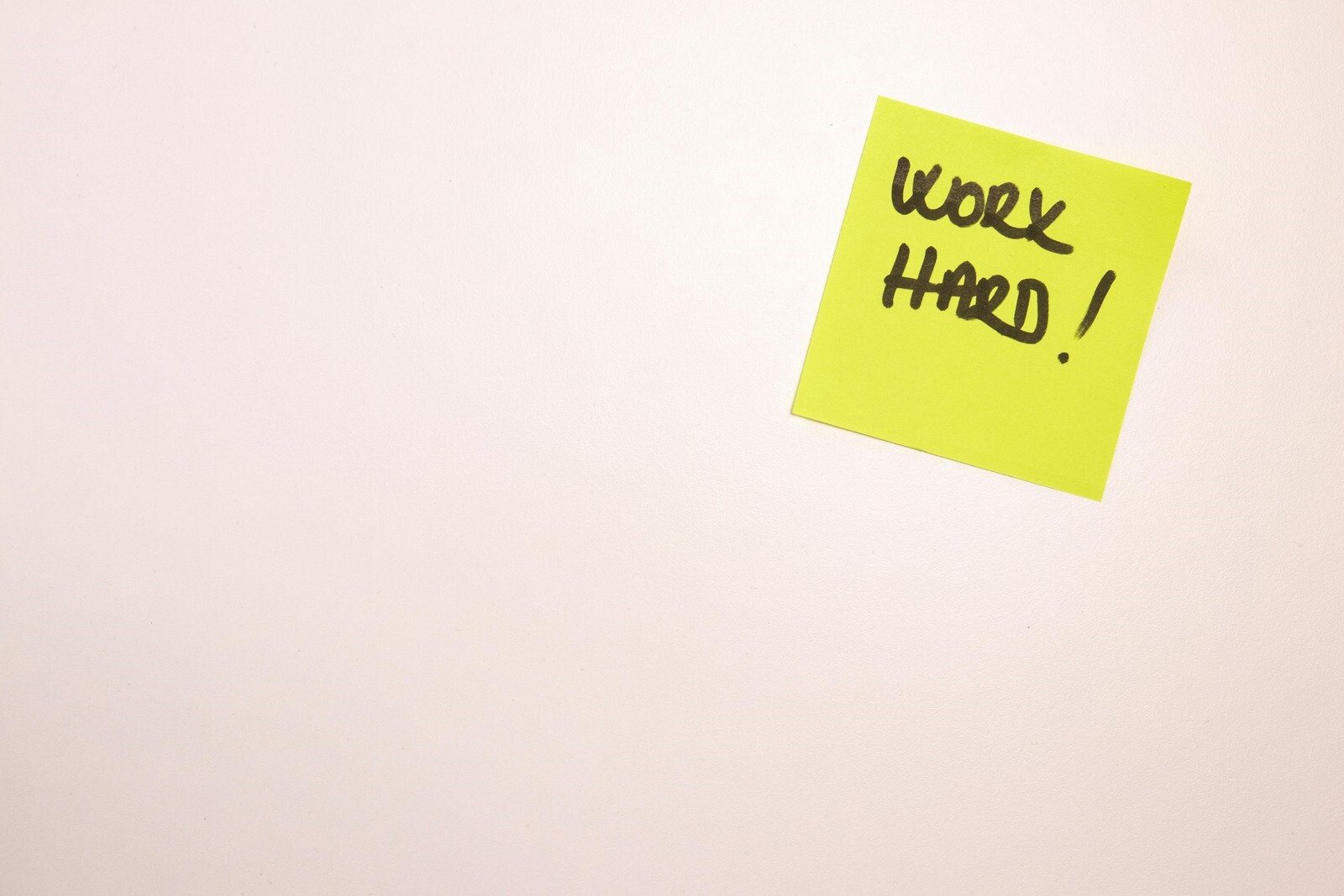 Settimana lavorativa di quattro giorni: lavorare meno per produrre di più la scritta Work hard
