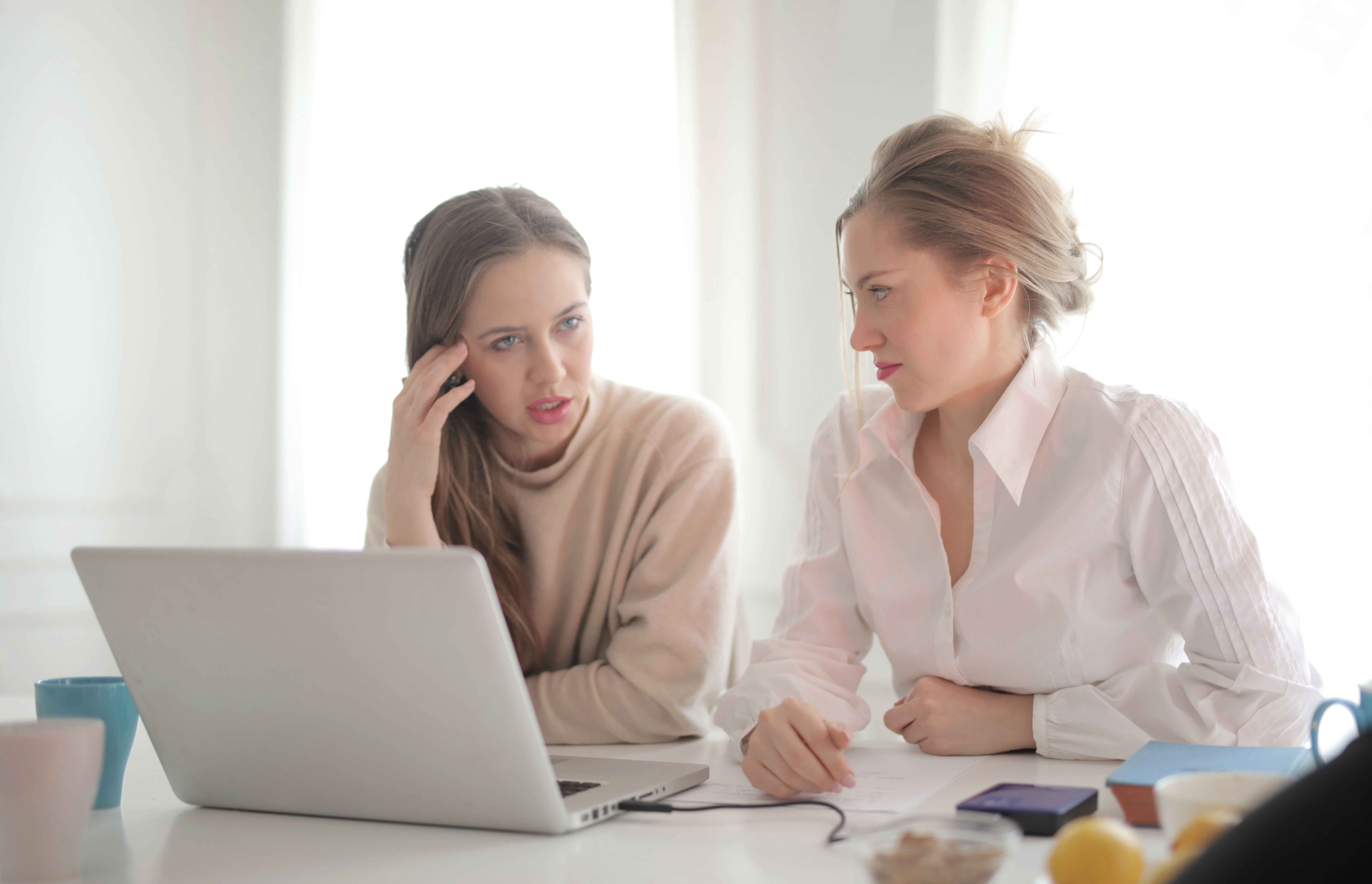 un&#039;imprenditrice discute con un collaboratore