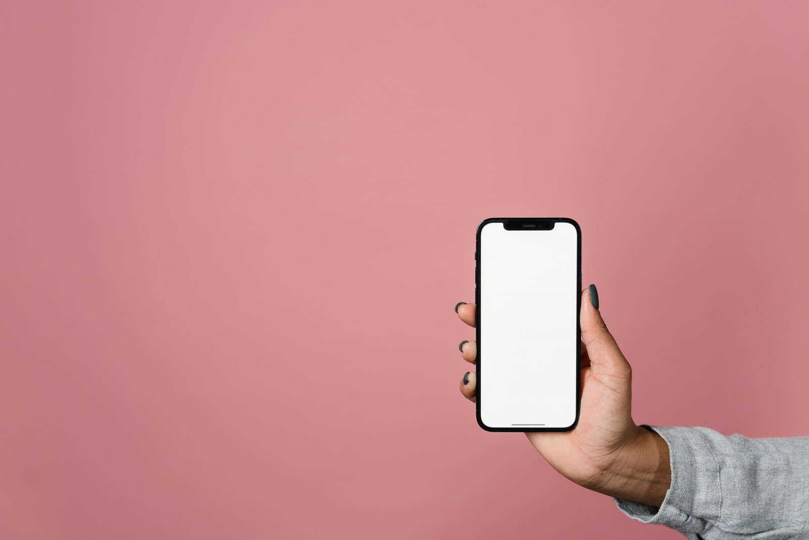 Disordine digitale: quando il caos negli schermi pesa quanto quello in casa uno schermo di smartphone completamente vuoto