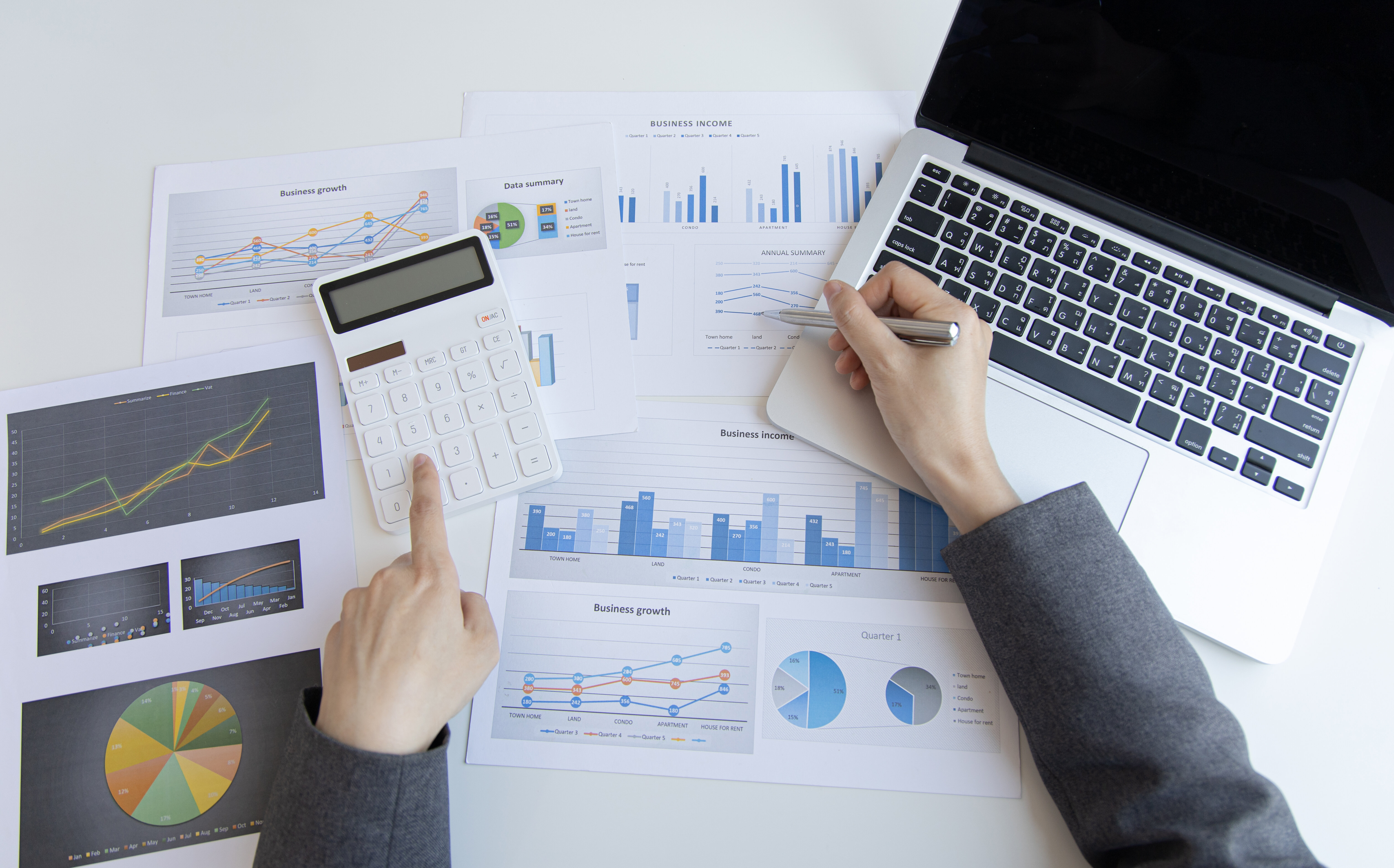 imprenditore alle prese con i conti