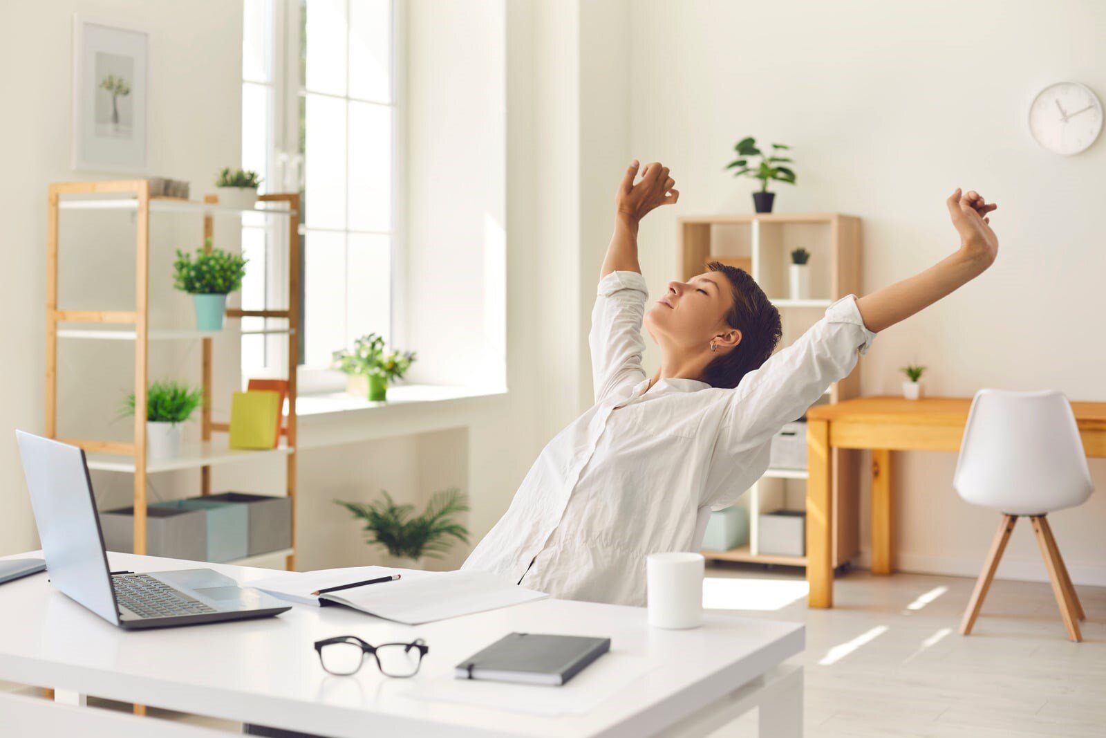 Task pausing: mettere in pausa un compito senza sensi di colpa una donna in ufficio si stiracchia