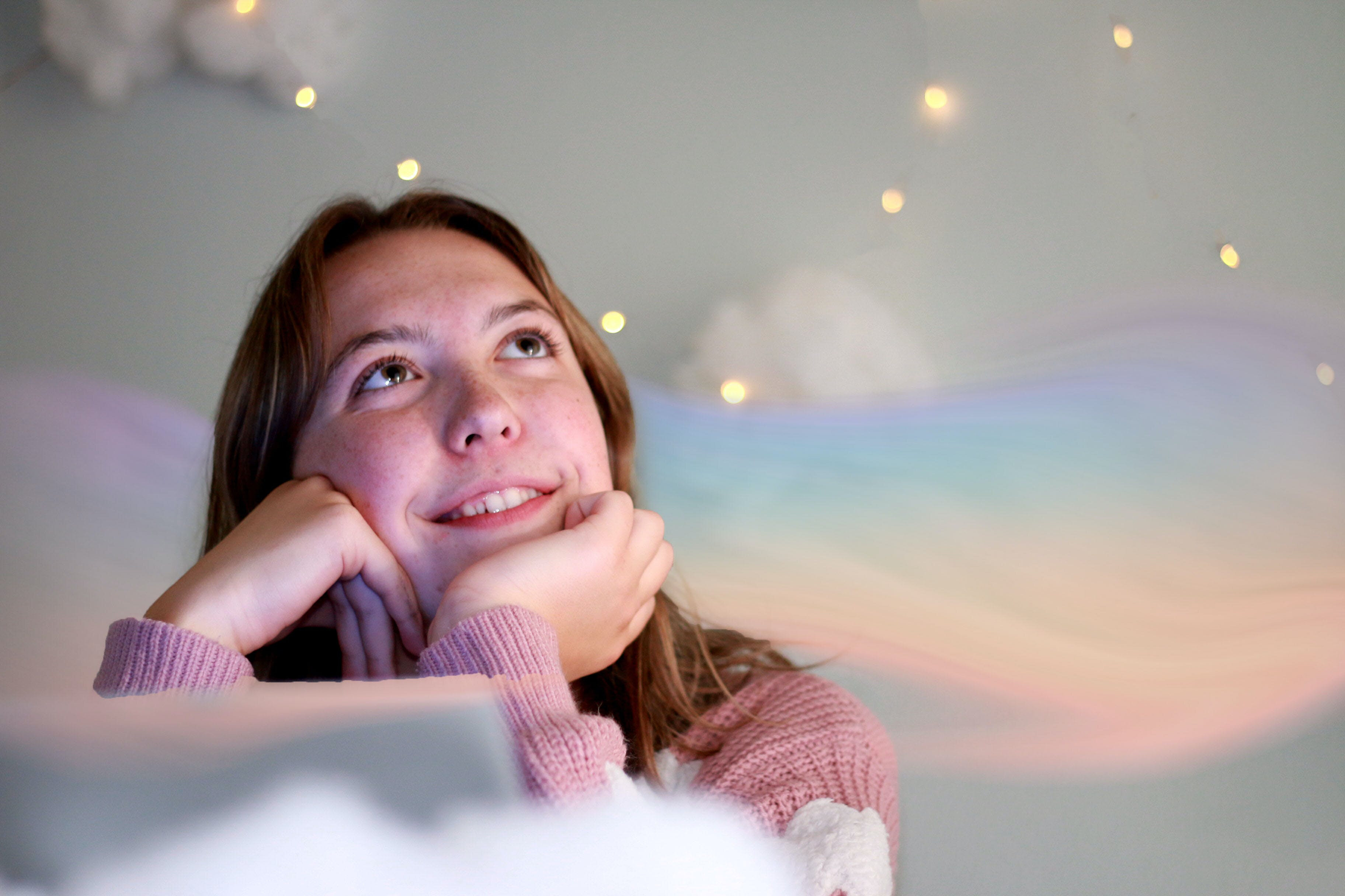 una ragazzina sogna il suo futuro