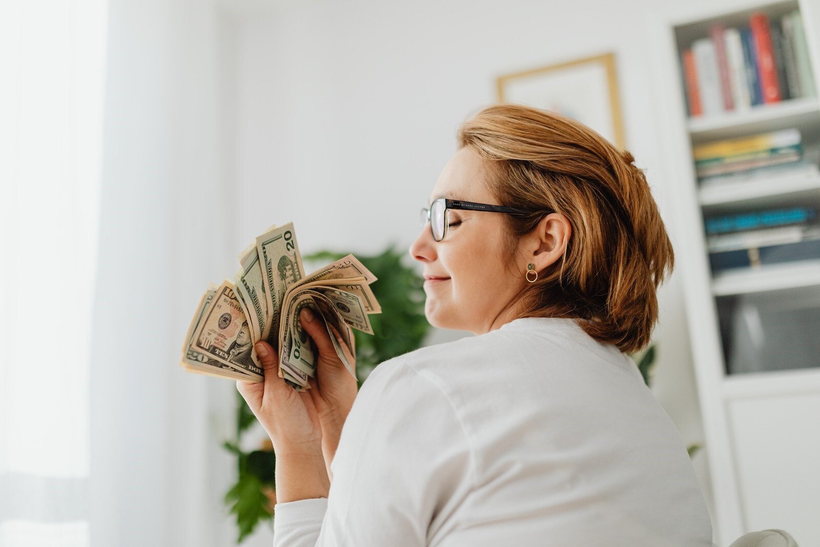 una donna sfoglia le banconote