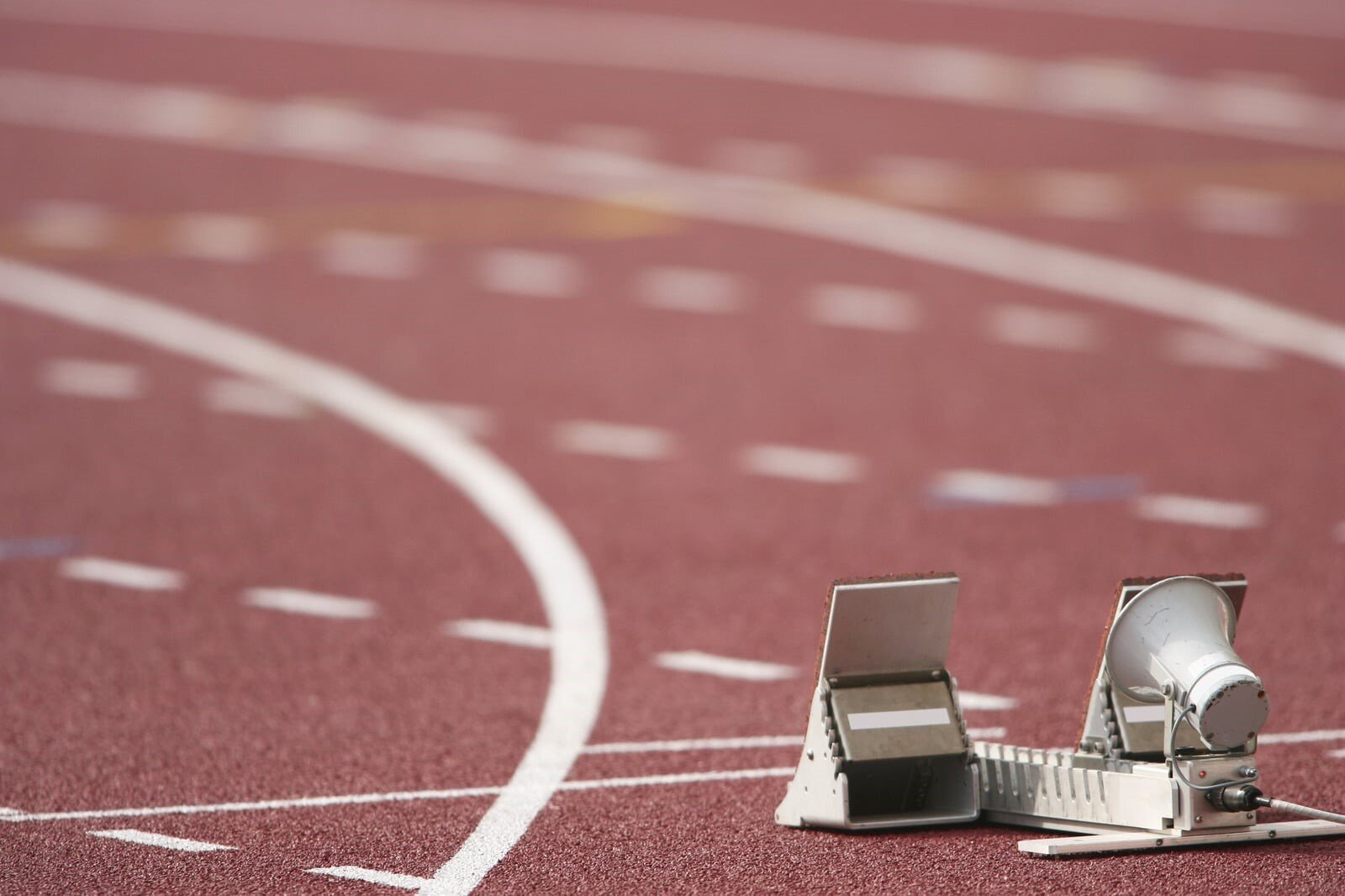 una pista di atletica leggera