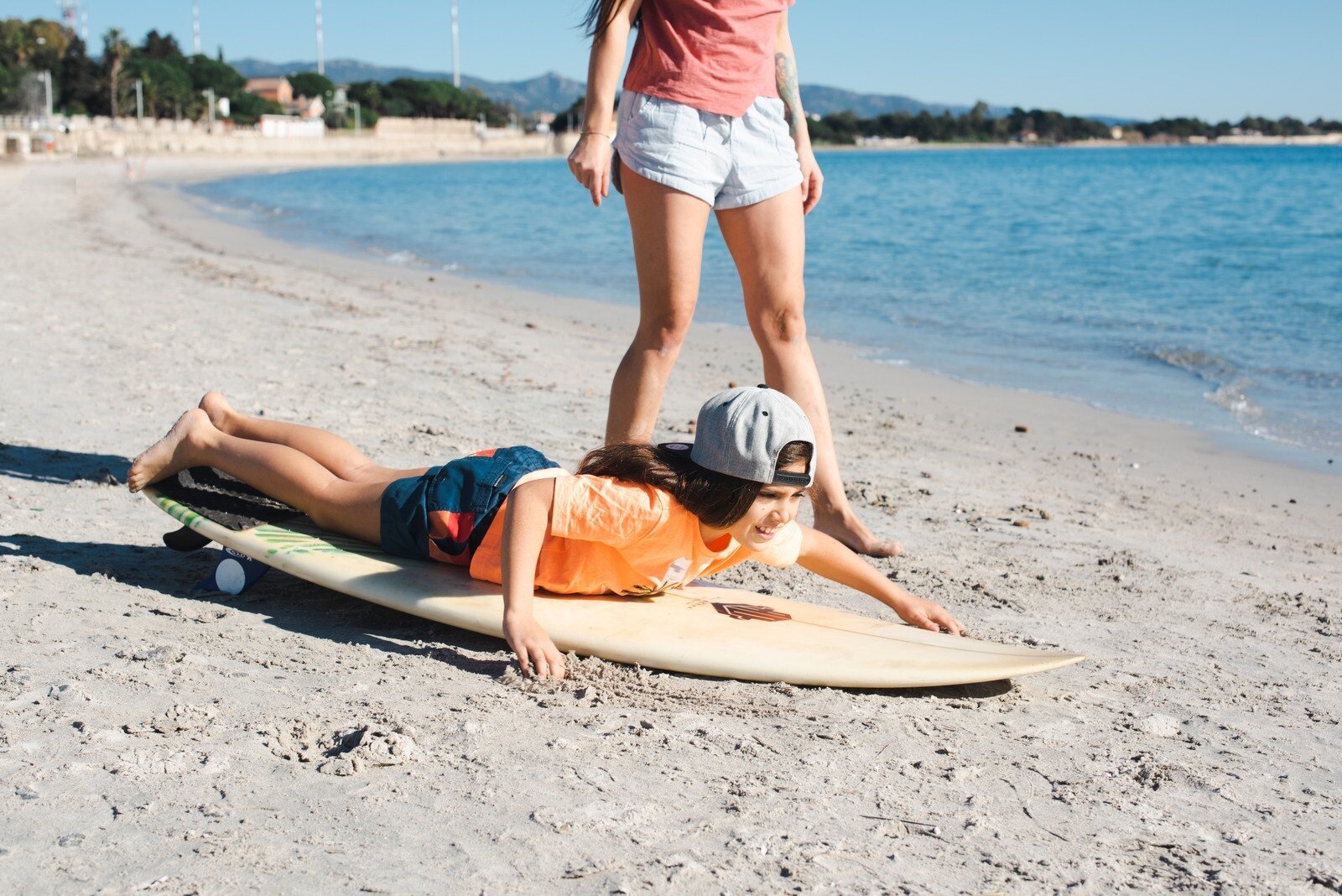 Come ricominciare dopo le vacanze: il rientro che diventa un nuovo inizio un bambino gioca in spiaggia