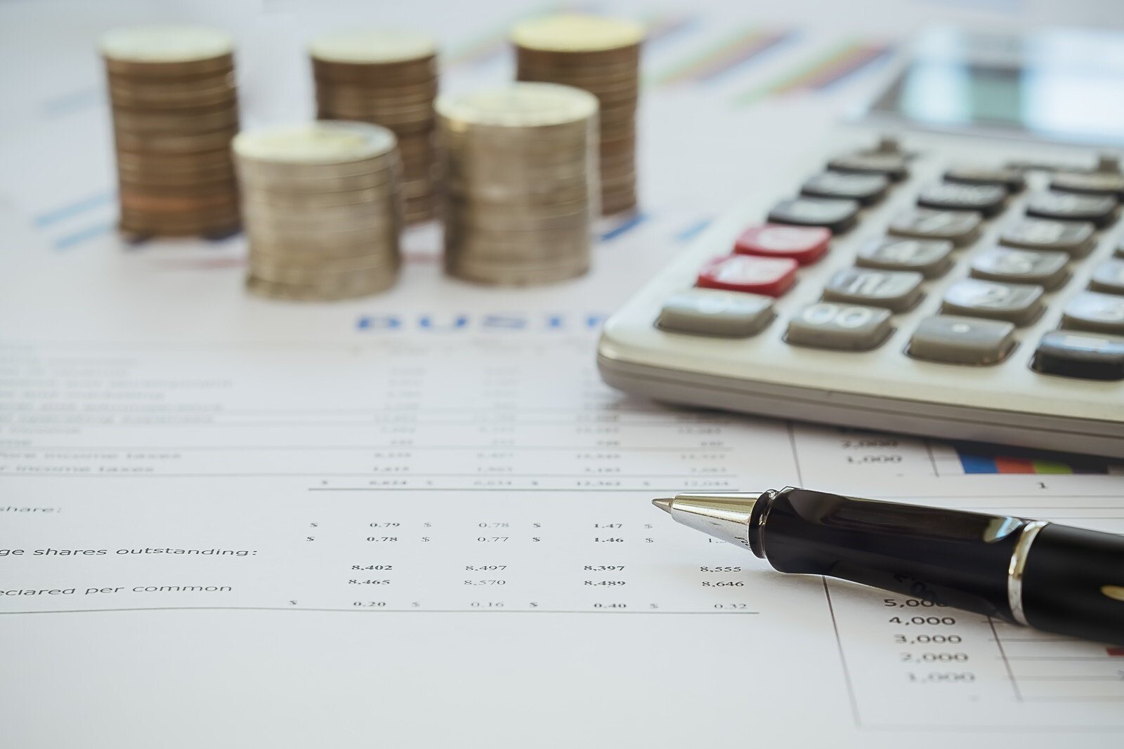 Come valutare l’affidabilità creditizia dei clienti senza fermarsi al fatturato calcolatrice e soldini