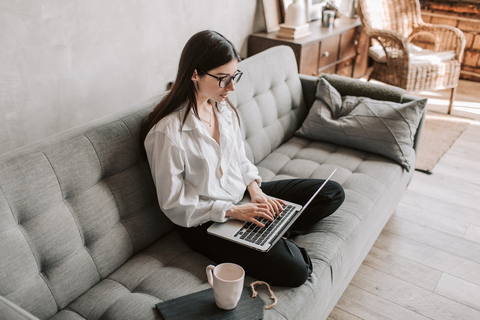 una donna lavora al PC da sola in casa