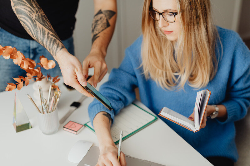 una donna alle prese con l'organizzazione della sua attività