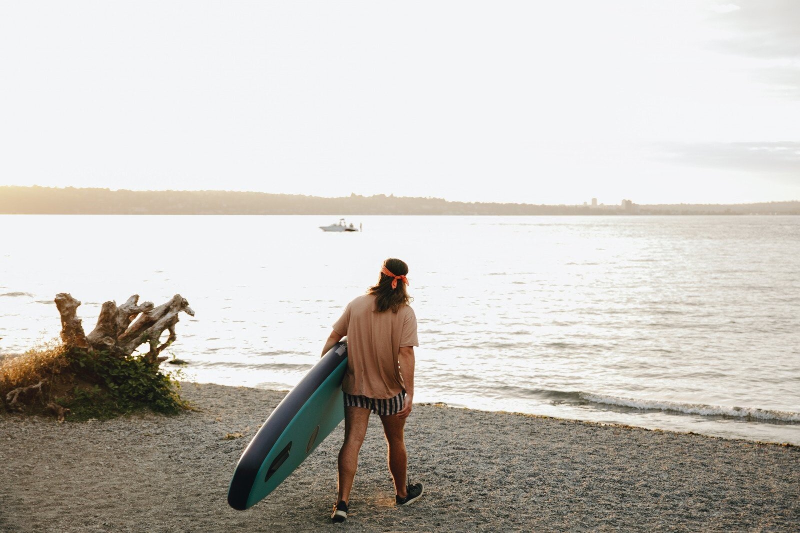 surfista sulla spiaggia