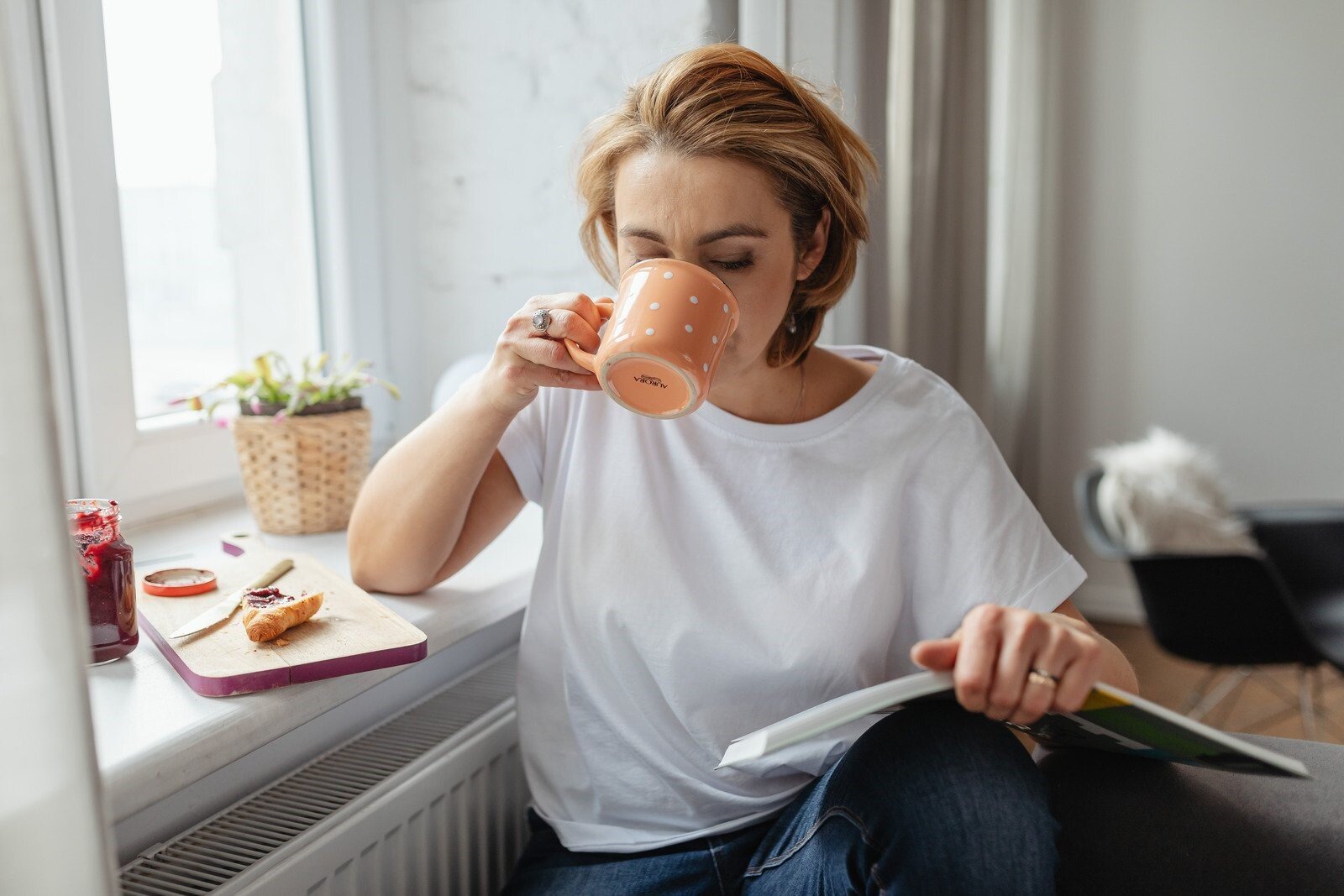 una donna fa colazione