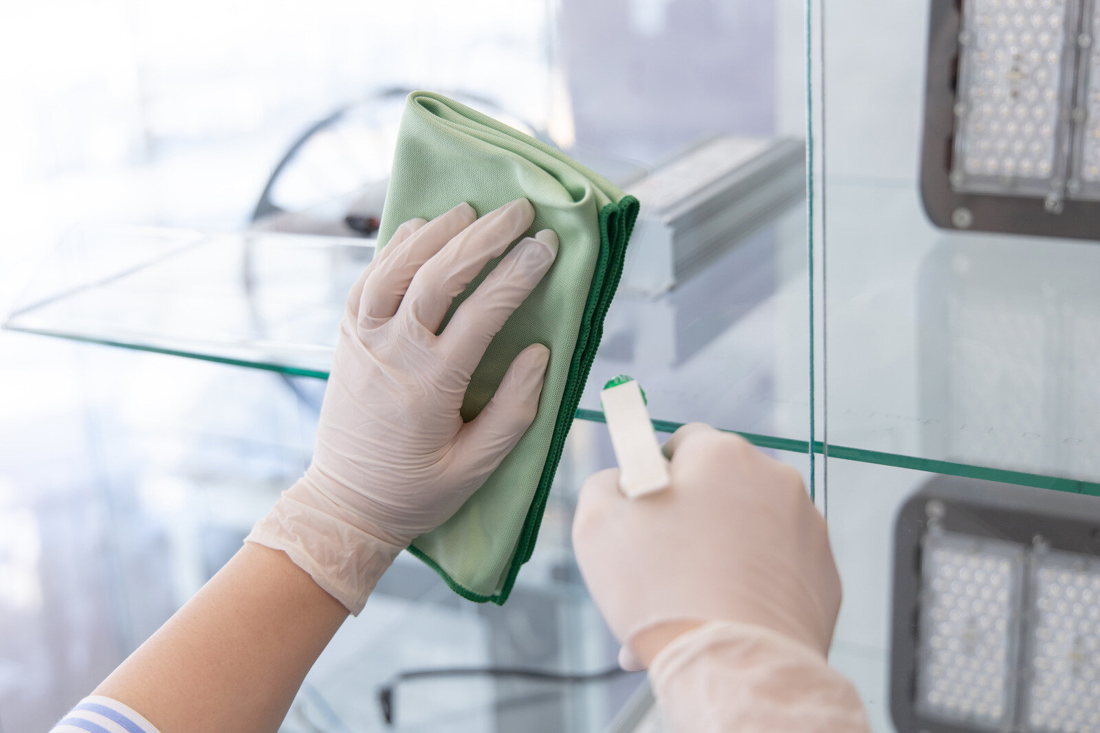 panno per pulire e spray