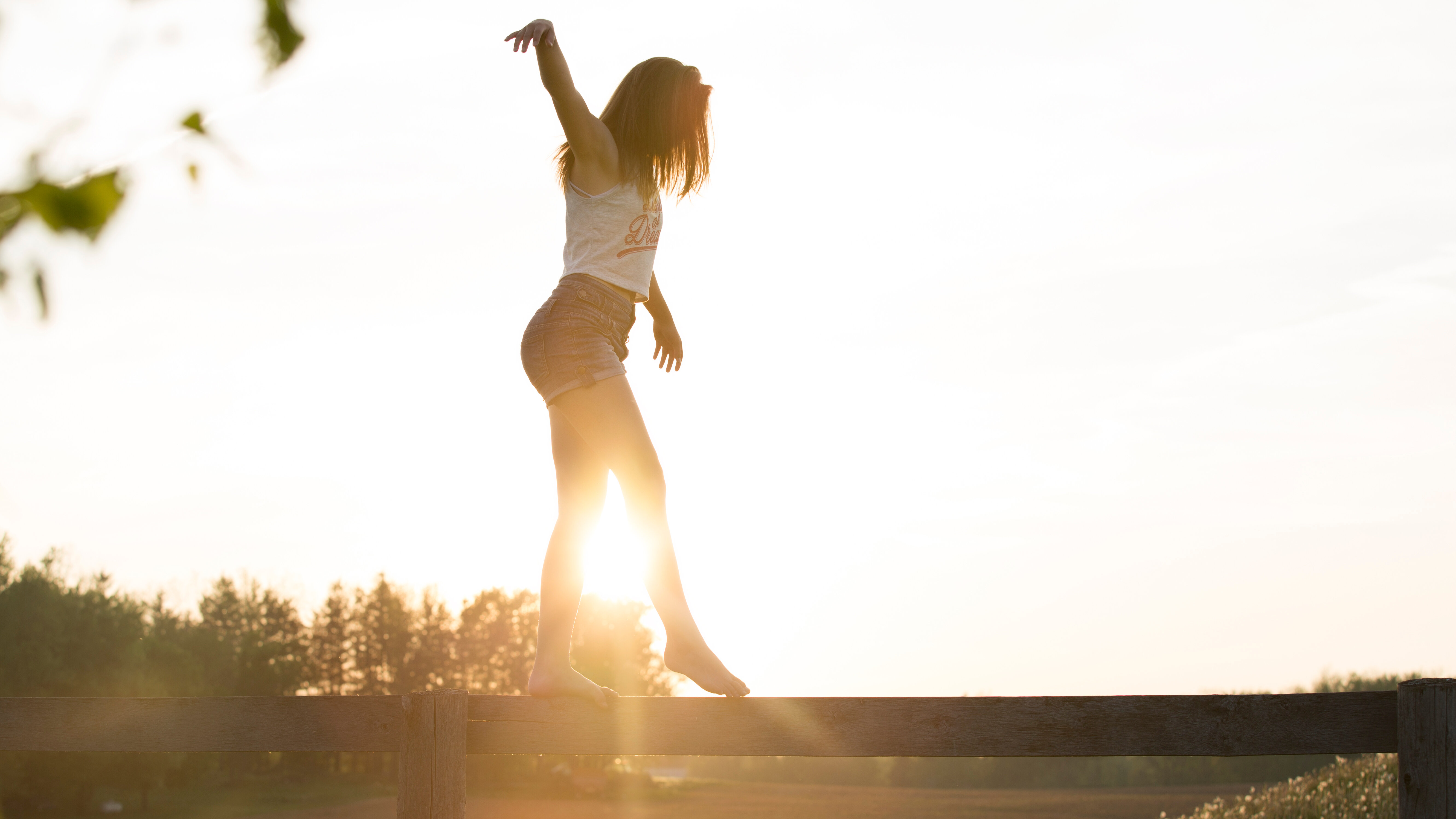 una donna su una trave in perfetto equilibrio