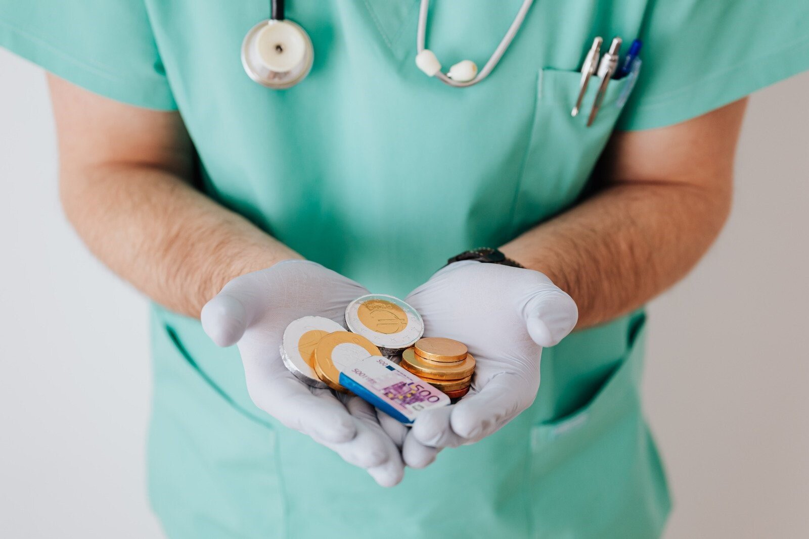 un medico mostra dei soldi di cioccolata