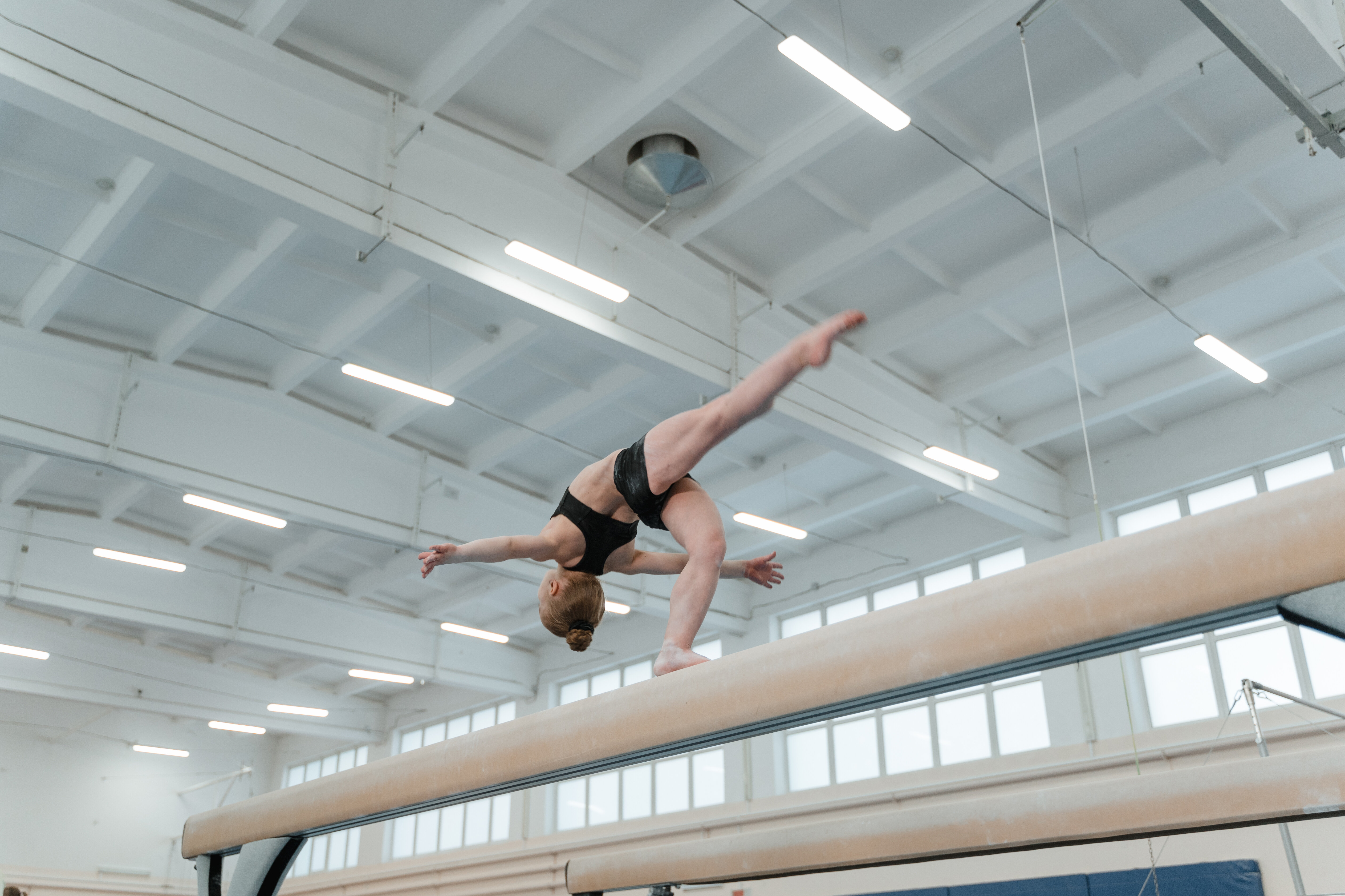 un&#039;atleta in equilibrio sulla trave