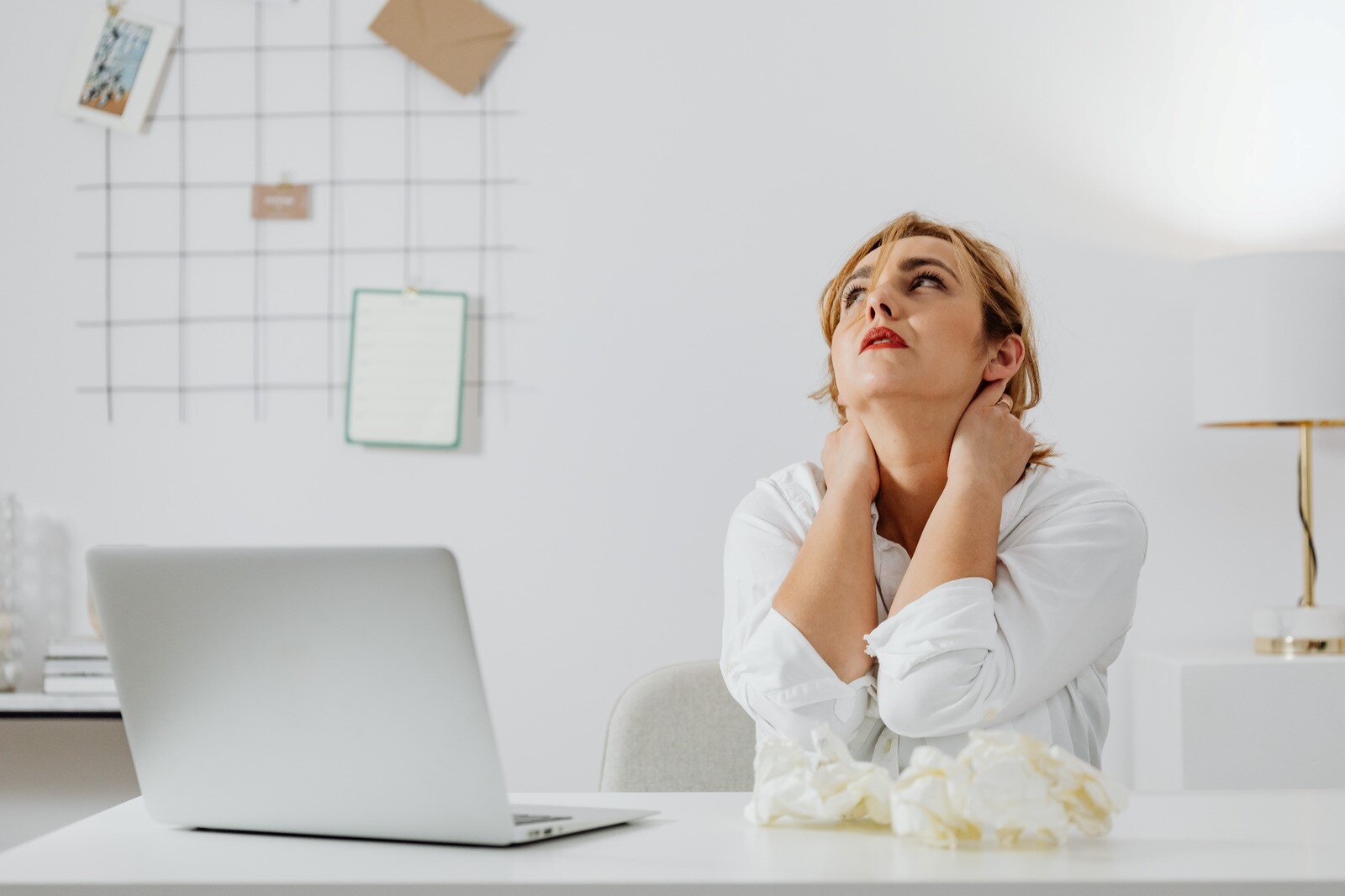 Lavorare bene vs lavorare tanto: la differenza che nessuno vuole ammettere una lavoratrice stressata