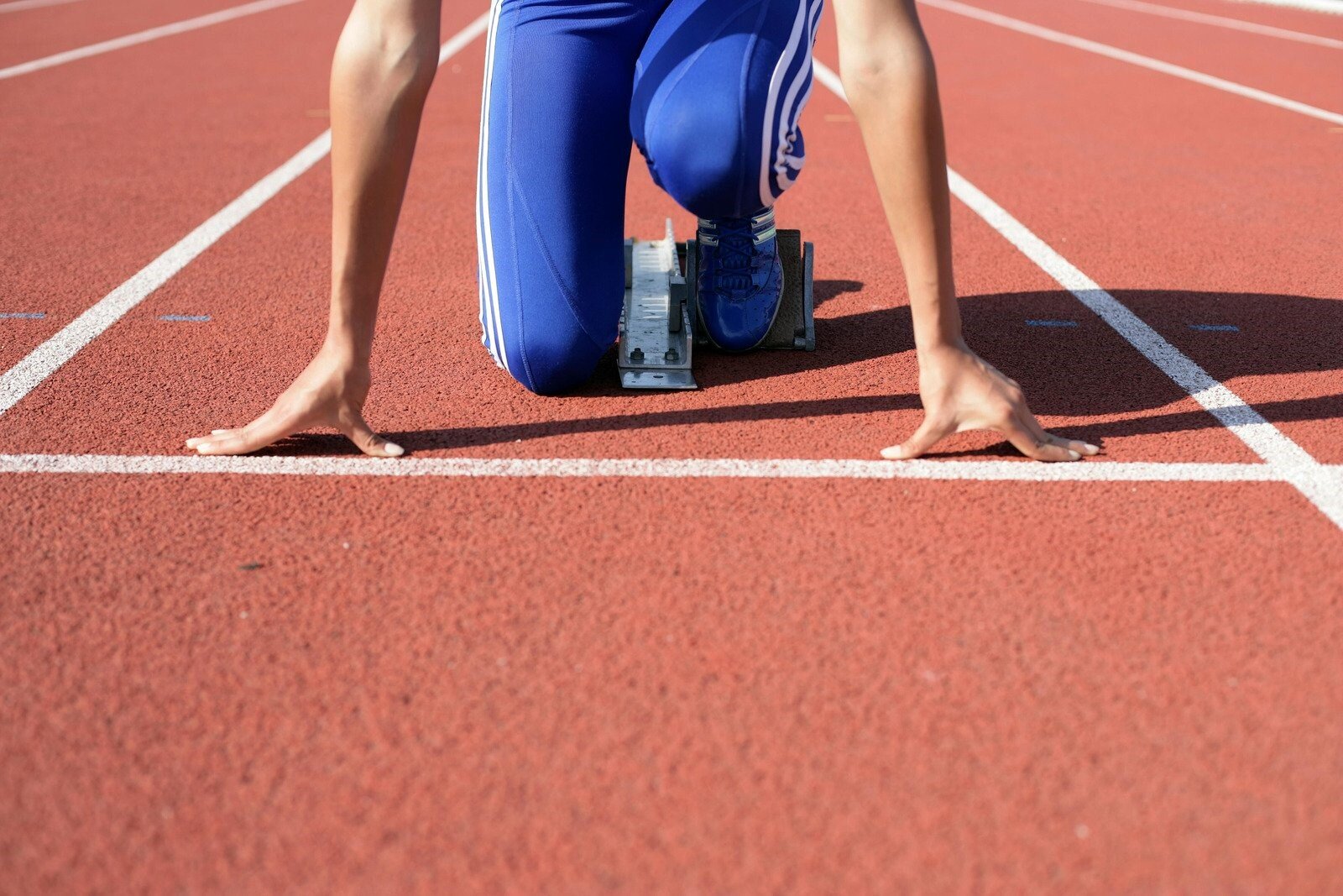 un atleta ai blocchi di partenza