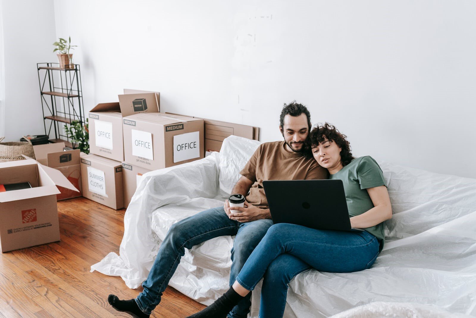 Remote spouse: quando il lavoro da remoto del tuo partner cambia anche la tua carriera una coppia in fase di trasloco
