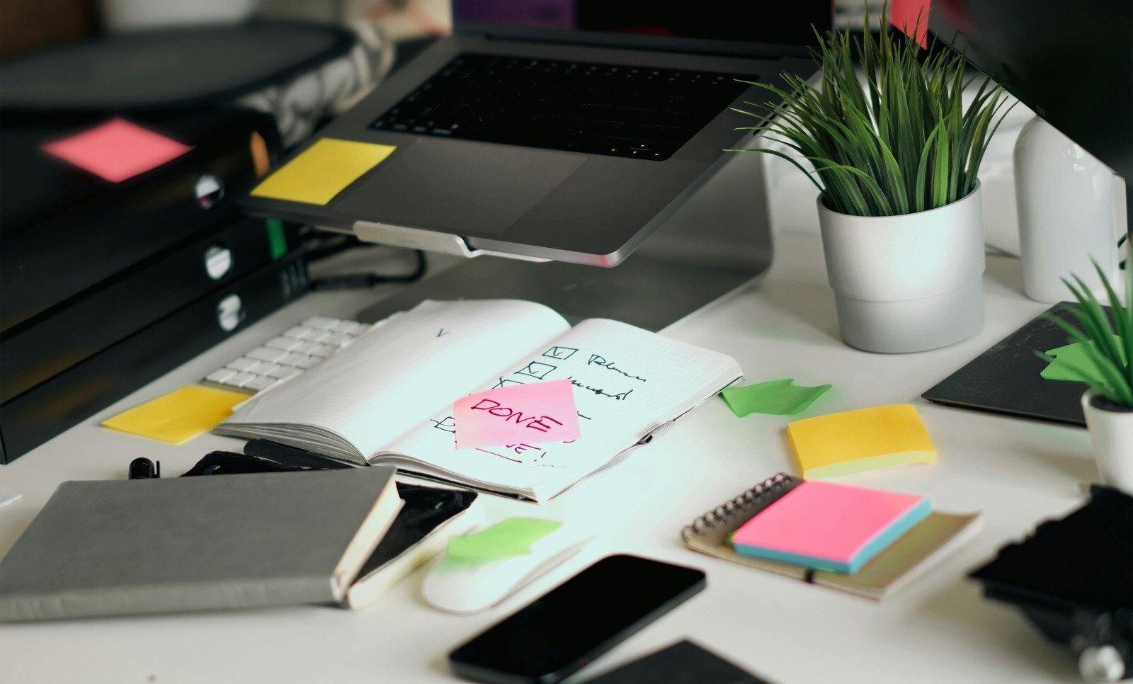 Equilibrio digitale: gestire notifiche, email e social senza stress appunti, dispositivi, post-it