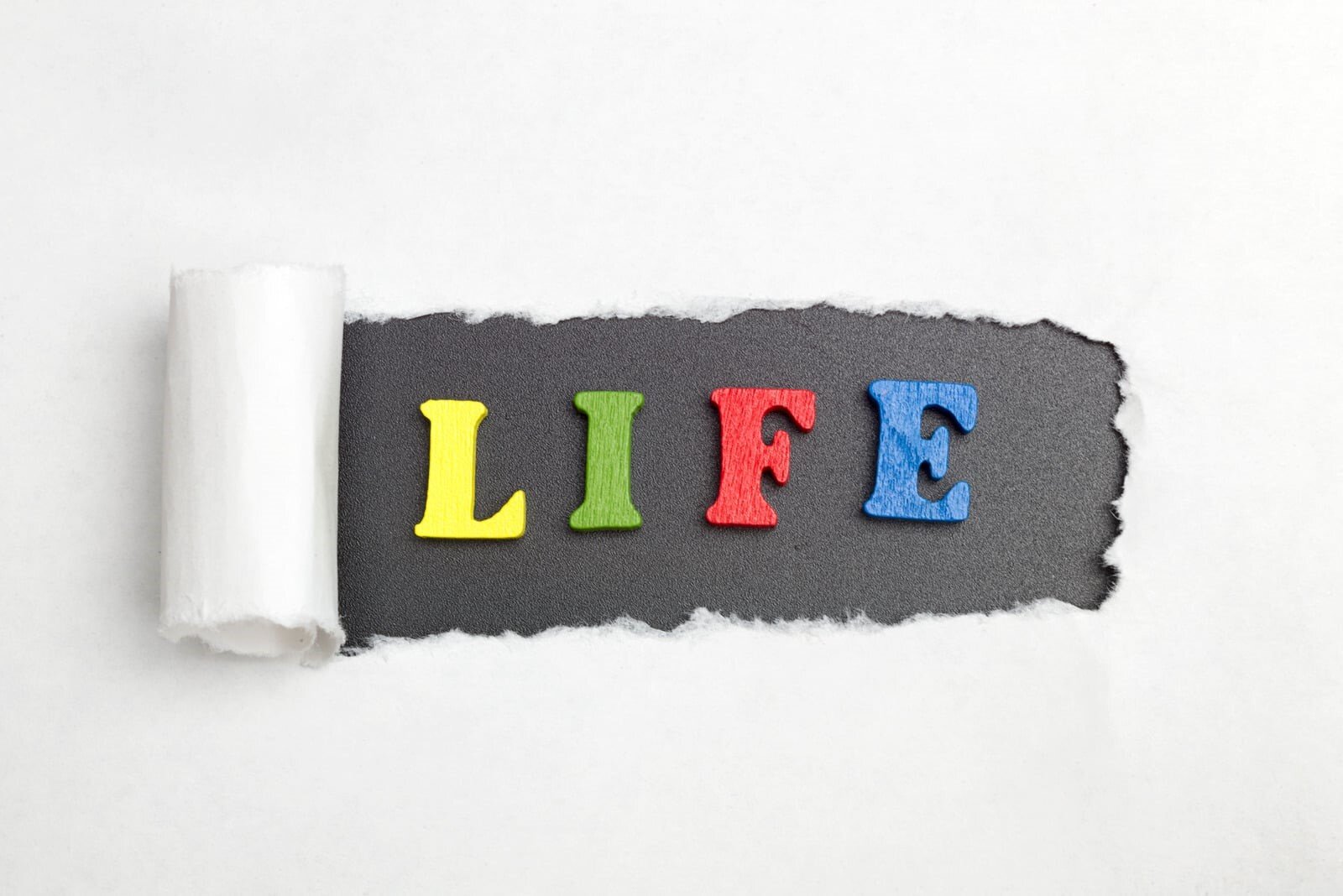 Costruire una vita su misura: come smettere di vivere secondo il modello di qualcun altro la scritta LIFE