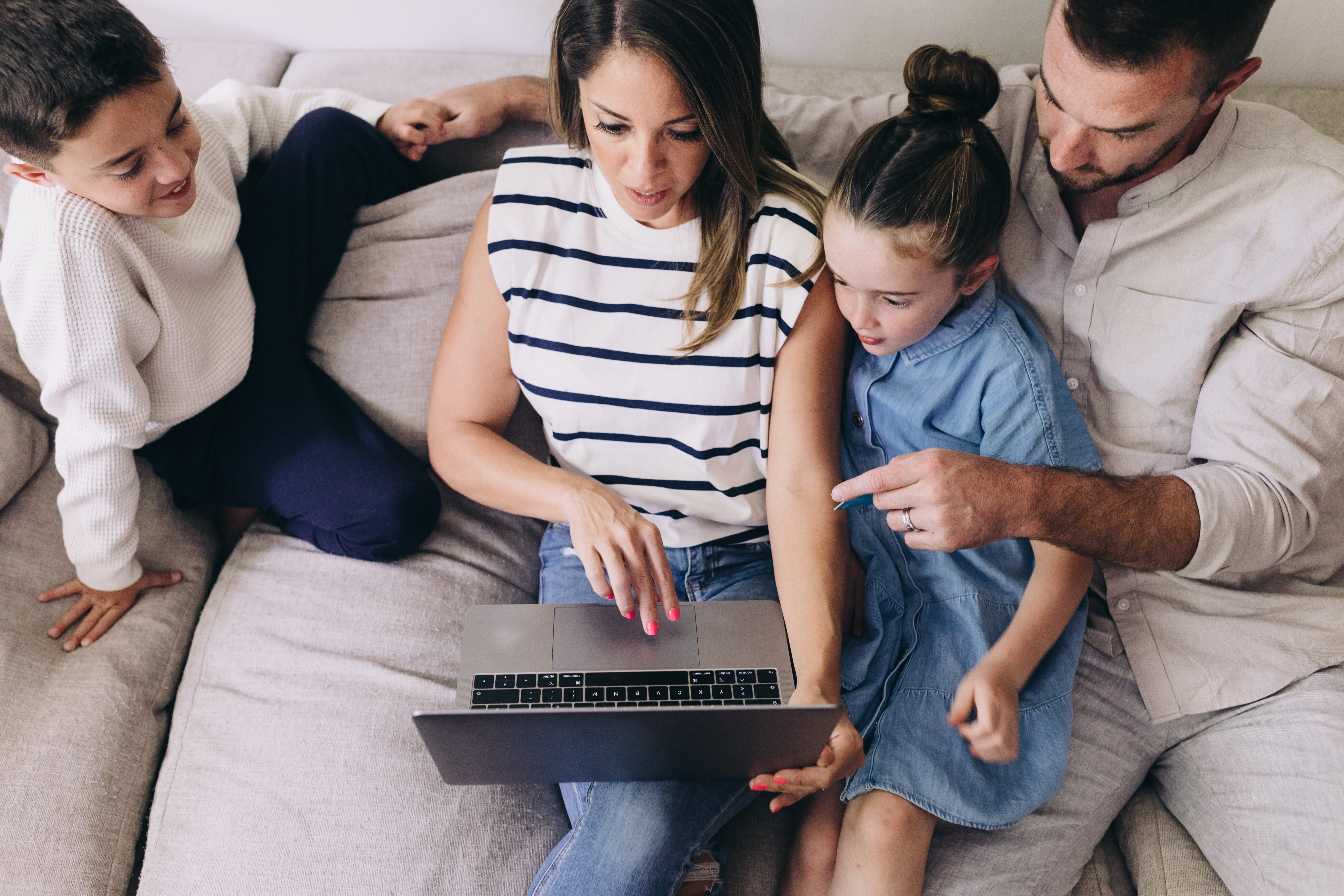 una famiglia davanti al PC pianifica le spese annuali