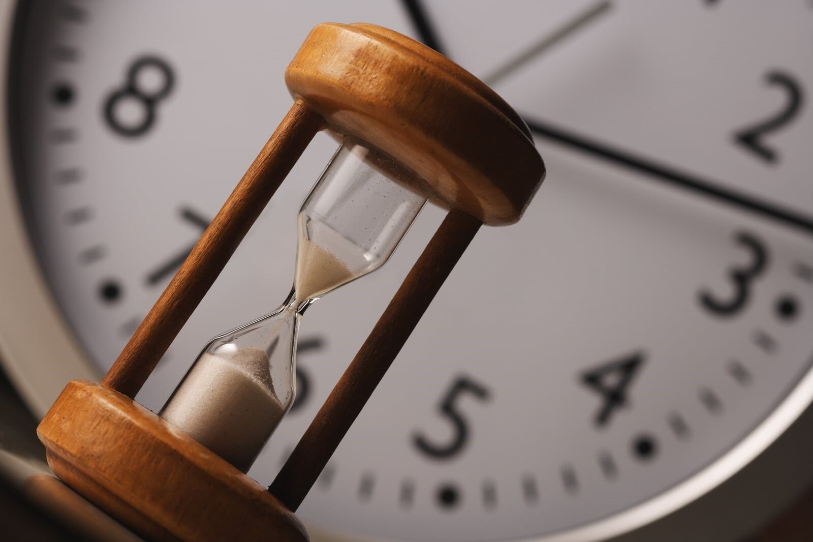 Ladri di tempo invisibili: le micro-perdite che svuotano la tua giornata una clessidra davanti a un orologio