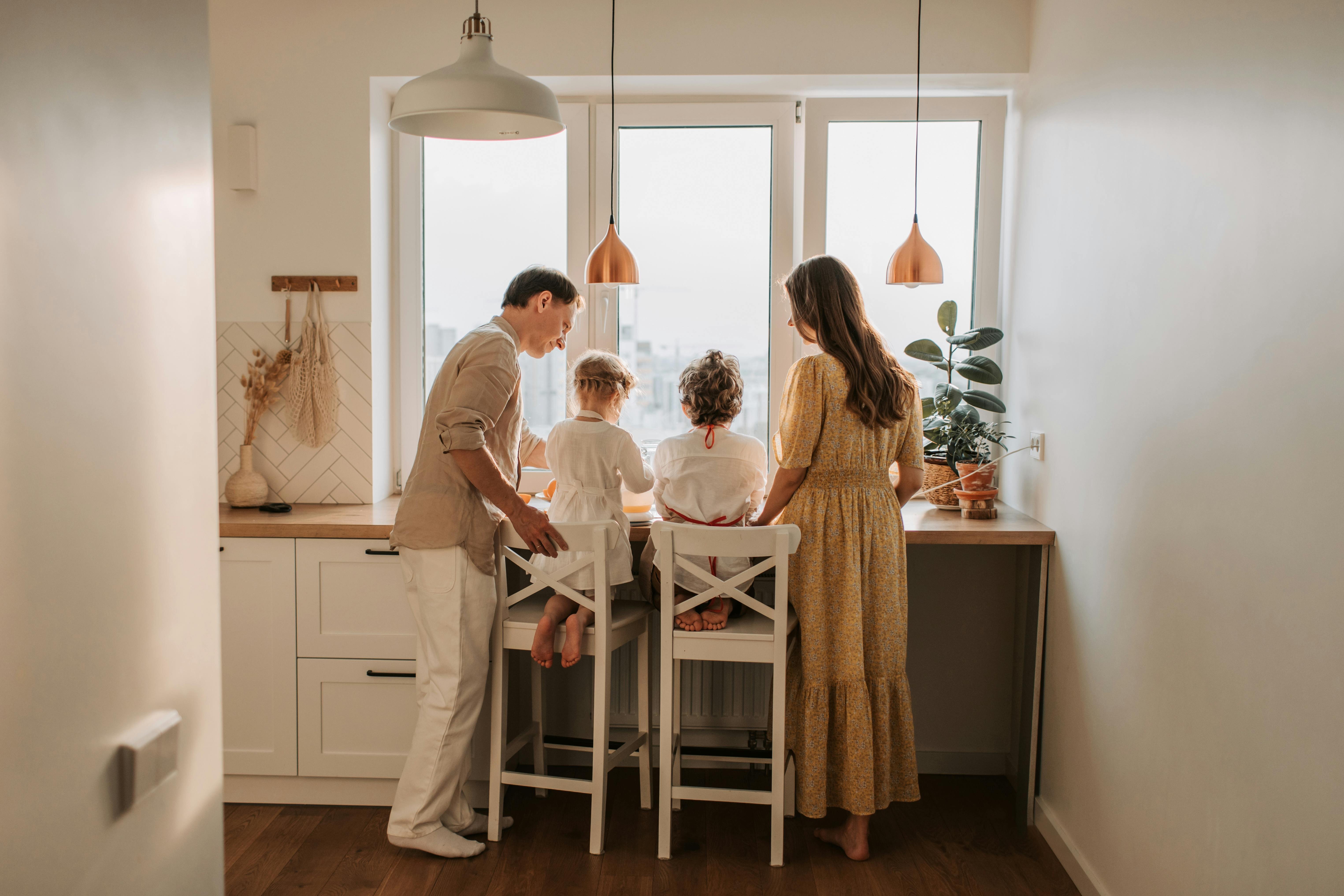 una famiglia in cucina