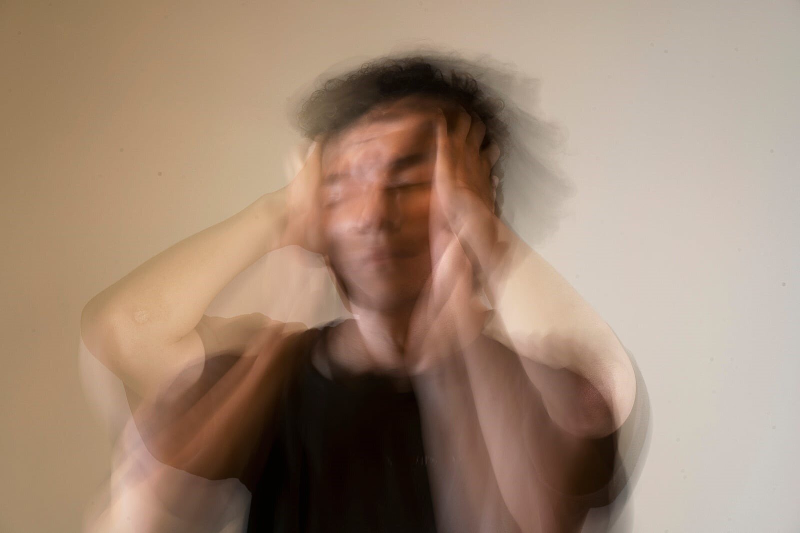 Segnali fisici dello stress: come il corpo parla prima che la mente si accorga di niente un uomo stressato