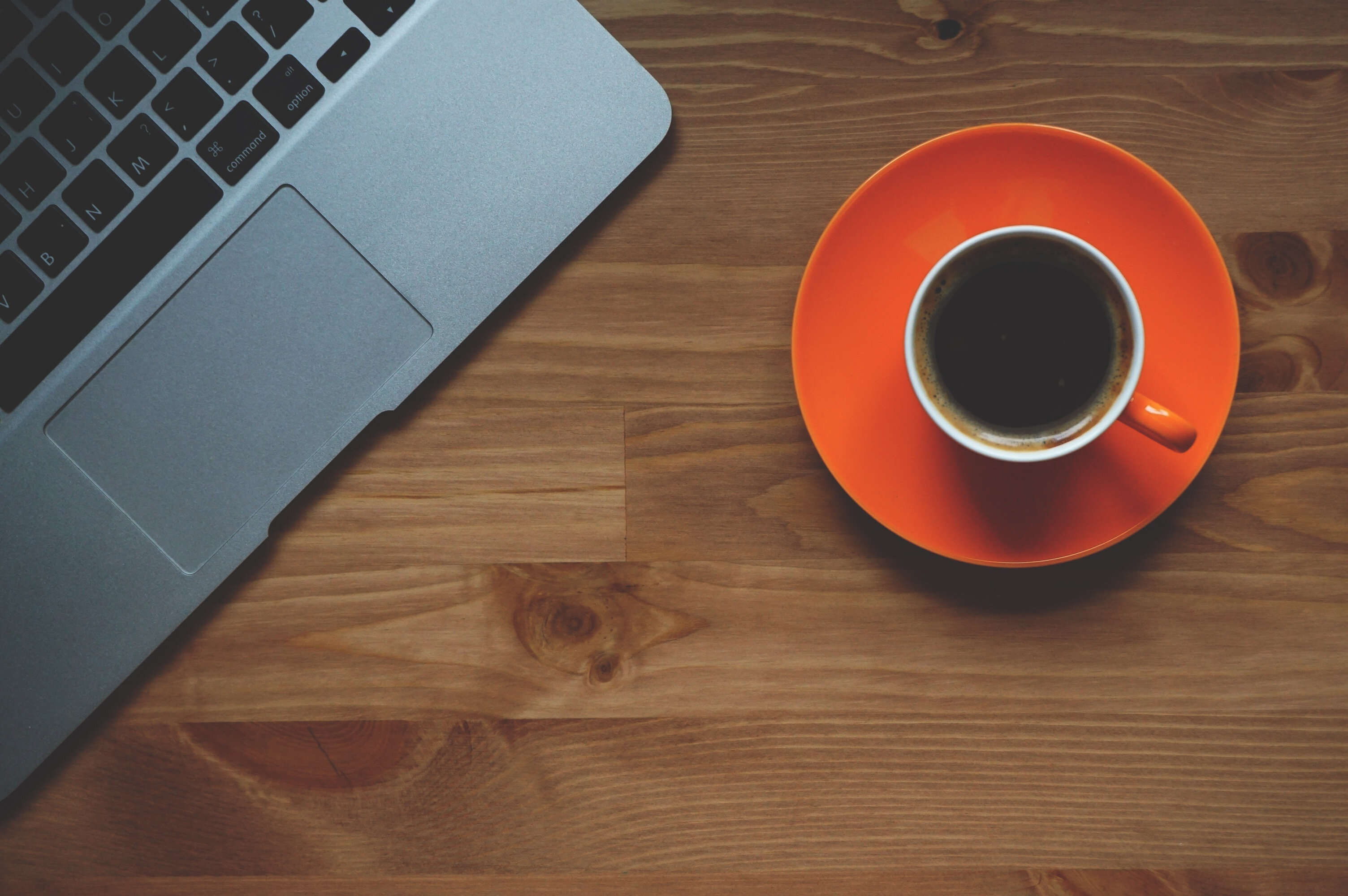 un laptop e una tazzina di caffè