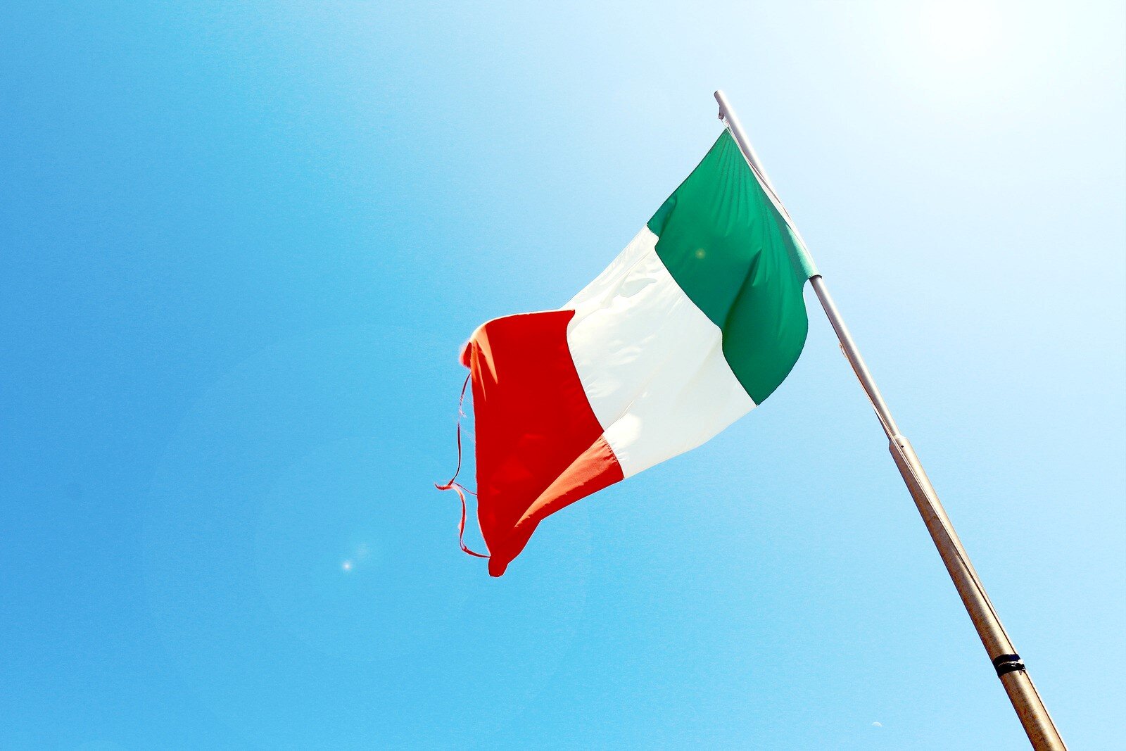 Produttività in Italia: perché lavoriamo di più ma otteniamo meno la bandiera italiana