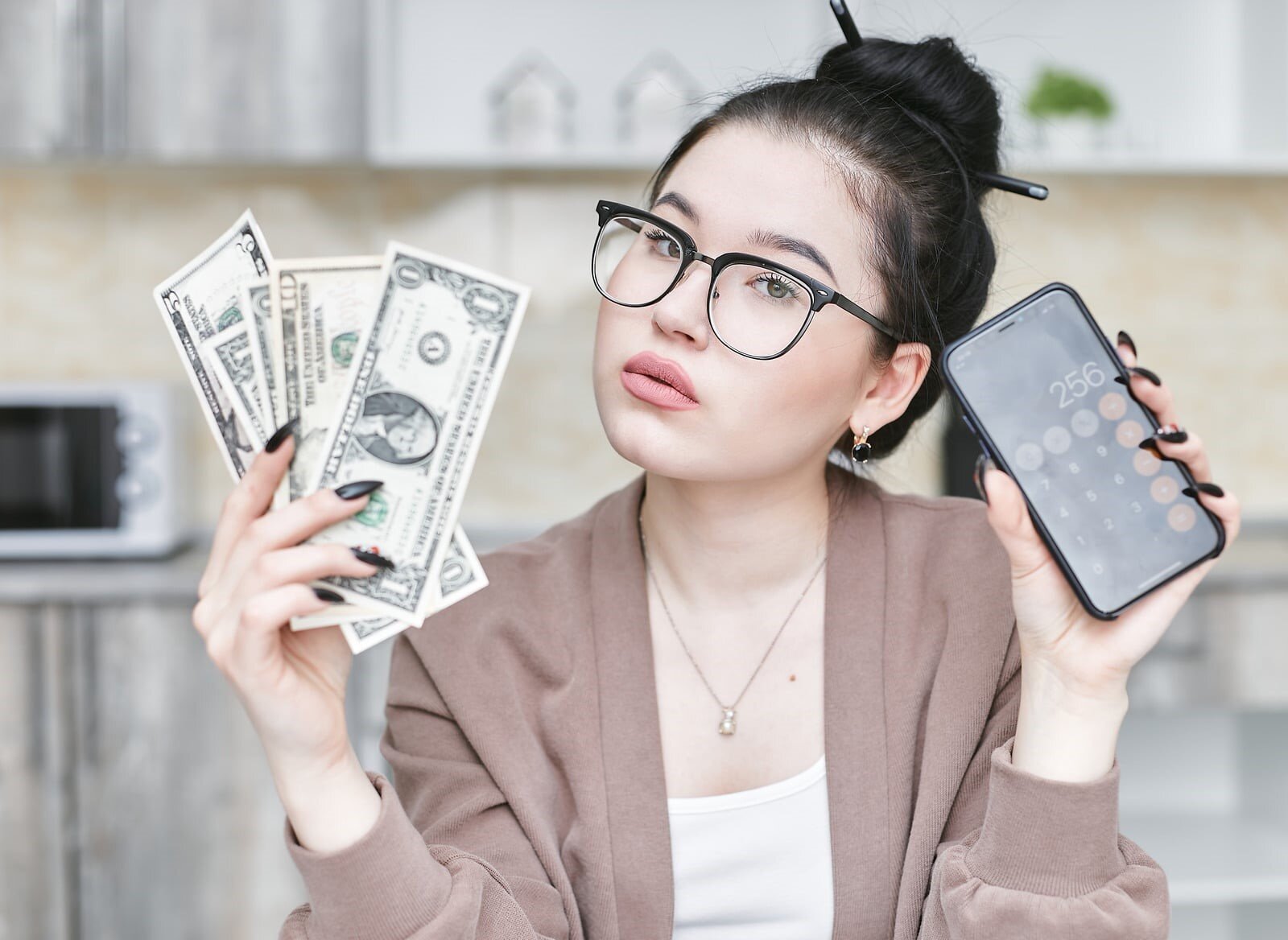 una donna fa i conti delle sue banconote