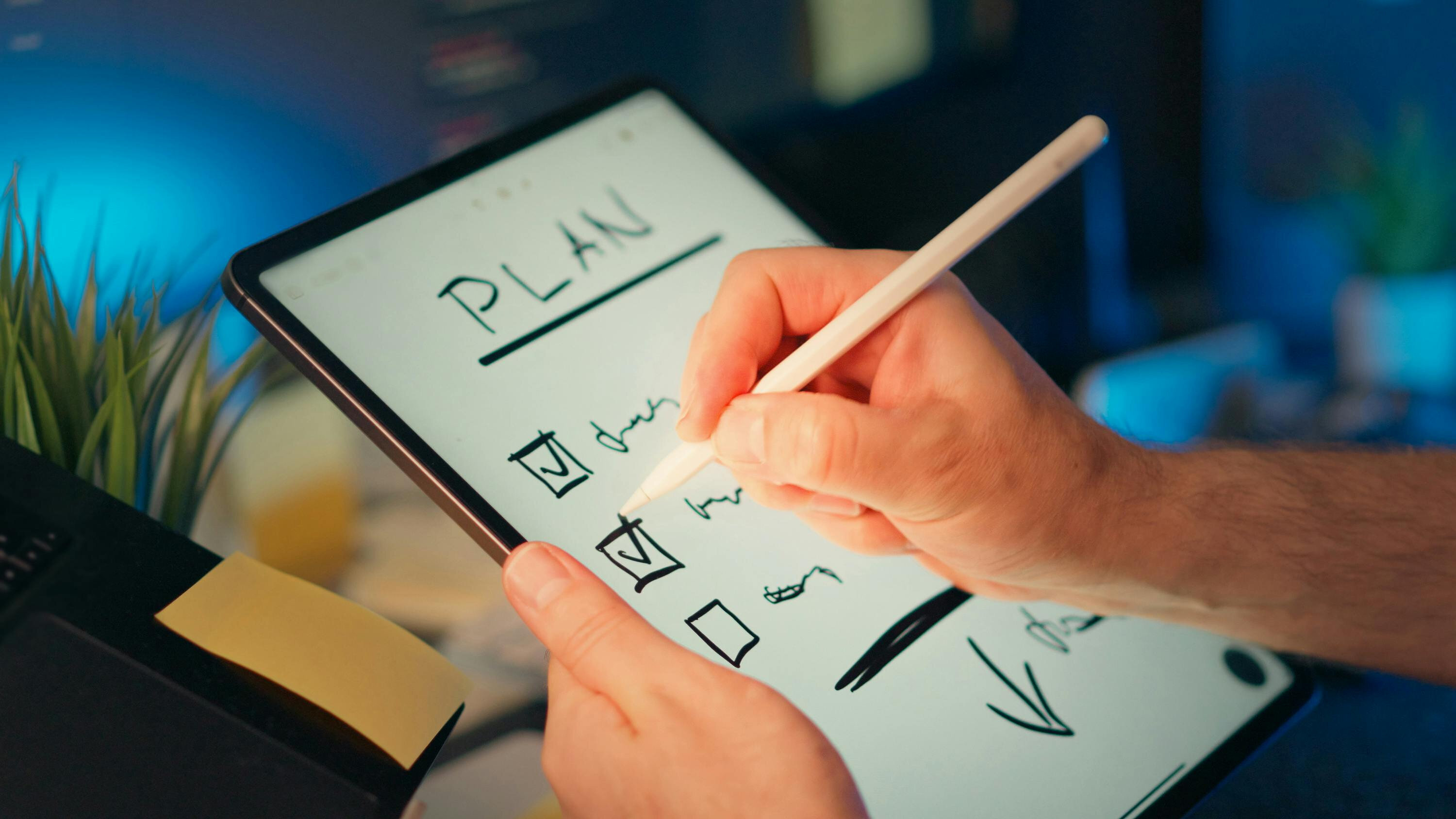 stesura di un elenco di punti per un piano su un tablet
