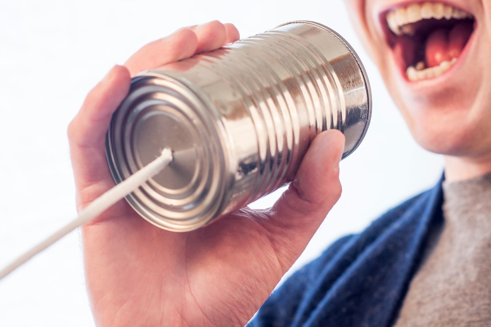 Comunicare il proprio valore ai clienti: smettere di spiegare cosa fai e iniziare a dire cosa cambia comunicare con un filo e un barattolo