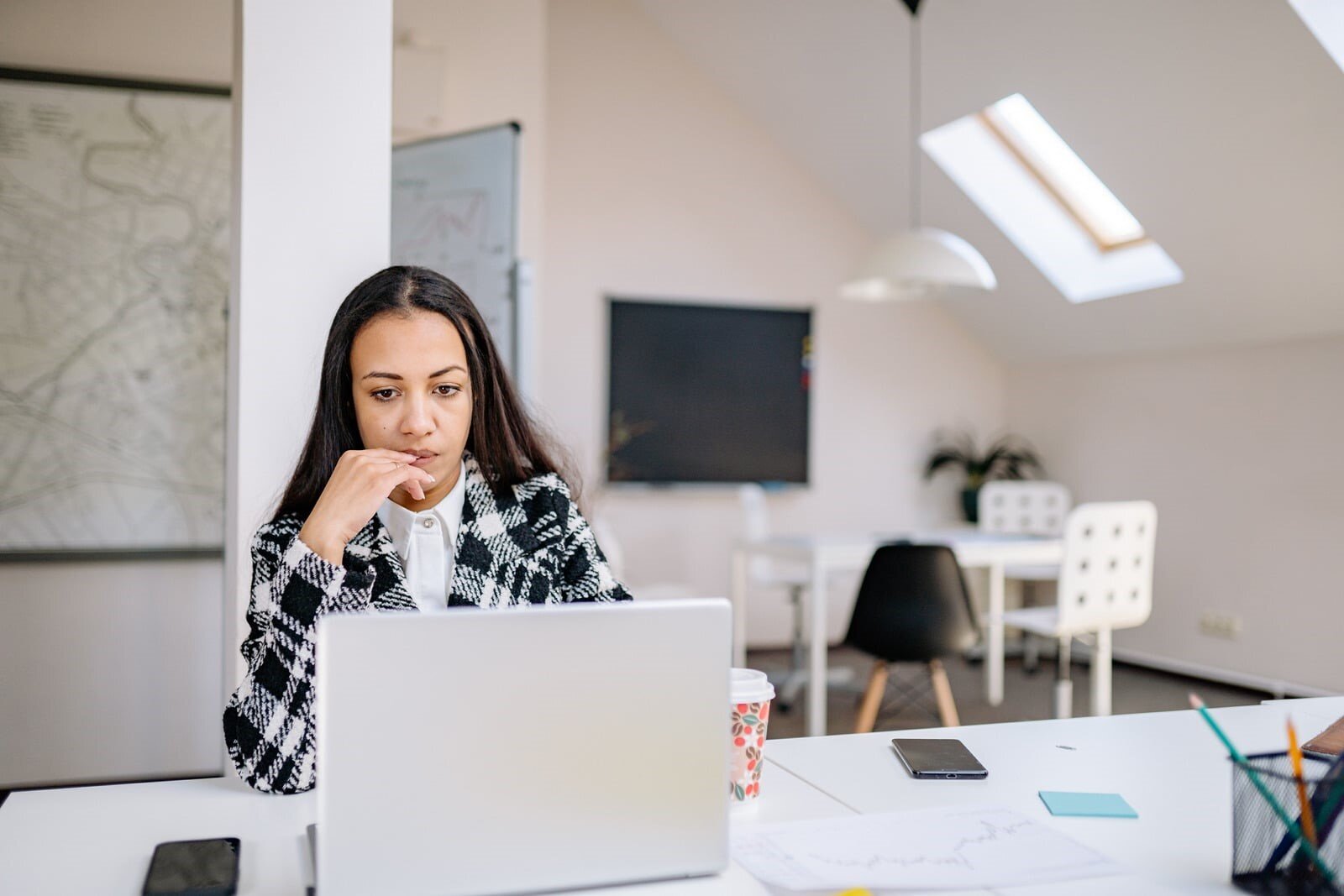 una donna da sola in ufficio