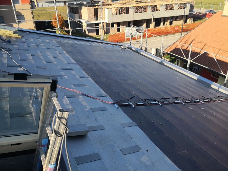copertura con tegole canadesi in alluminio ed impianto fotovoltaico integrato