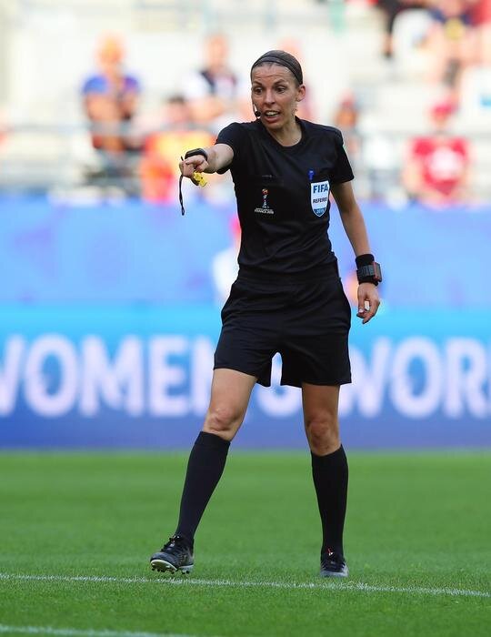 Calcio Supercoppa: per la finale Liverpool-Chelsea per la prima volta l'arbitro è una donna Calcio Supercoppa: per la finale Liverpool-Chelsea per la prima volta l'arbitro è una donna
