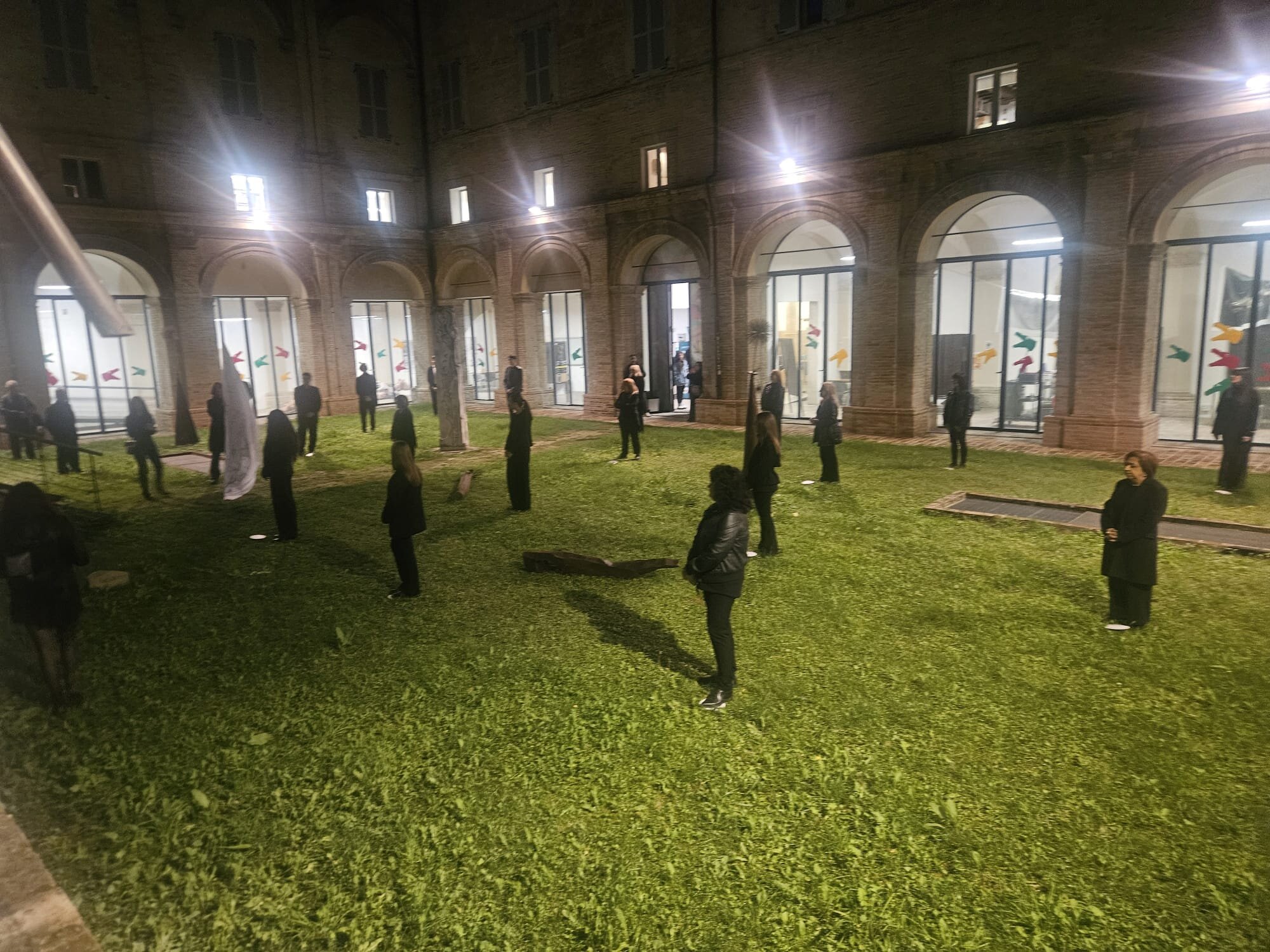 La scultura sociale scende in strada: a Macerata la rappresentazione dal vivo &ldquo;Il coro itinerante&rdquo;