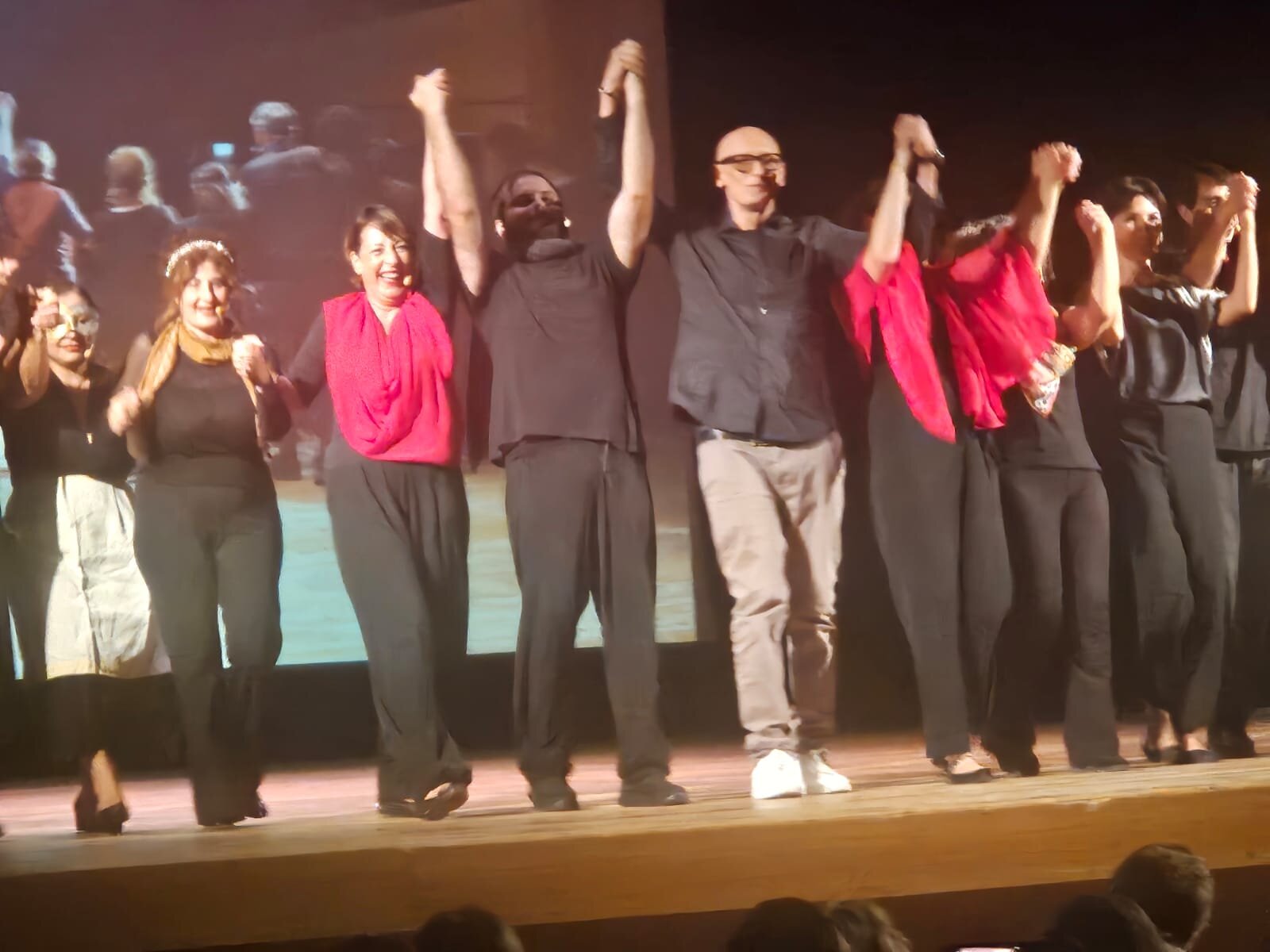 Il regista Marco Trionfante sul palco insieme al cast