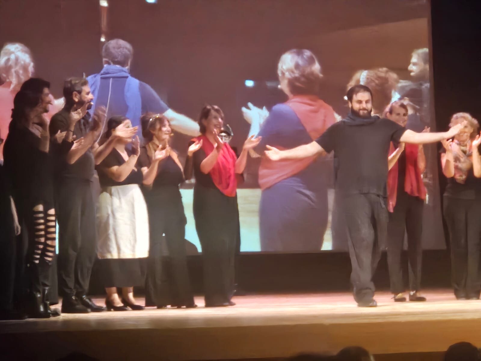 Il protagonista al centro del cast per i saluti finali a teatro