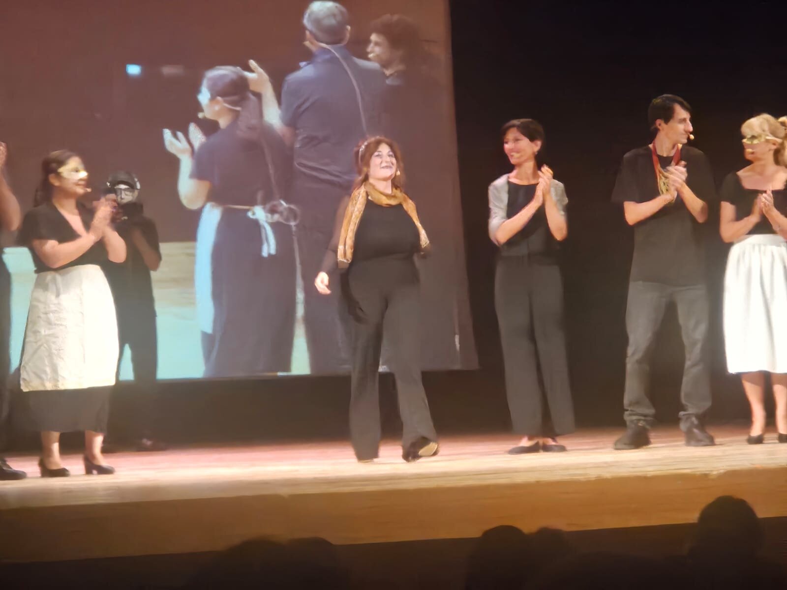 Il cast sul palco del Teatro Concordia riceve gli applausi
