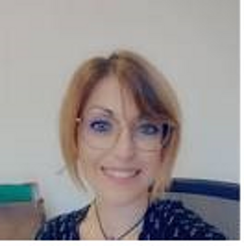 Lucie Mellina con occhiali, HR Manager Lucie Mellina con occhiali, HR Manager