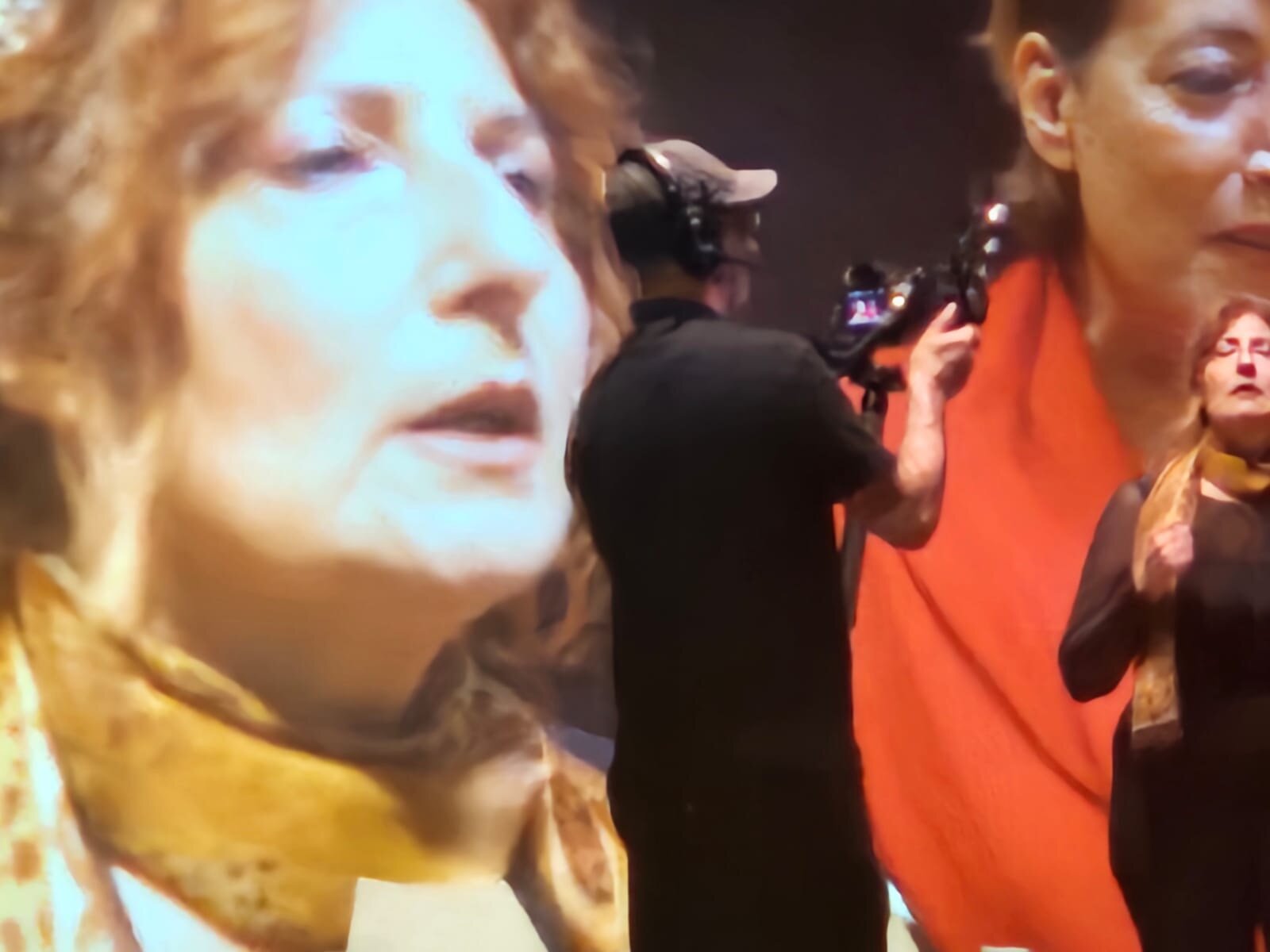 Primo piano di Gilda Luzzi ripresa dall'operatore video sul palco