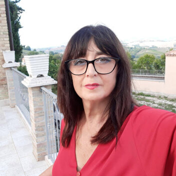 Giuditta Castelli in rosso sul balcone- Cossignano.JPG Giuditta Castelli in rosso sul balcone- Cossignano.JPG